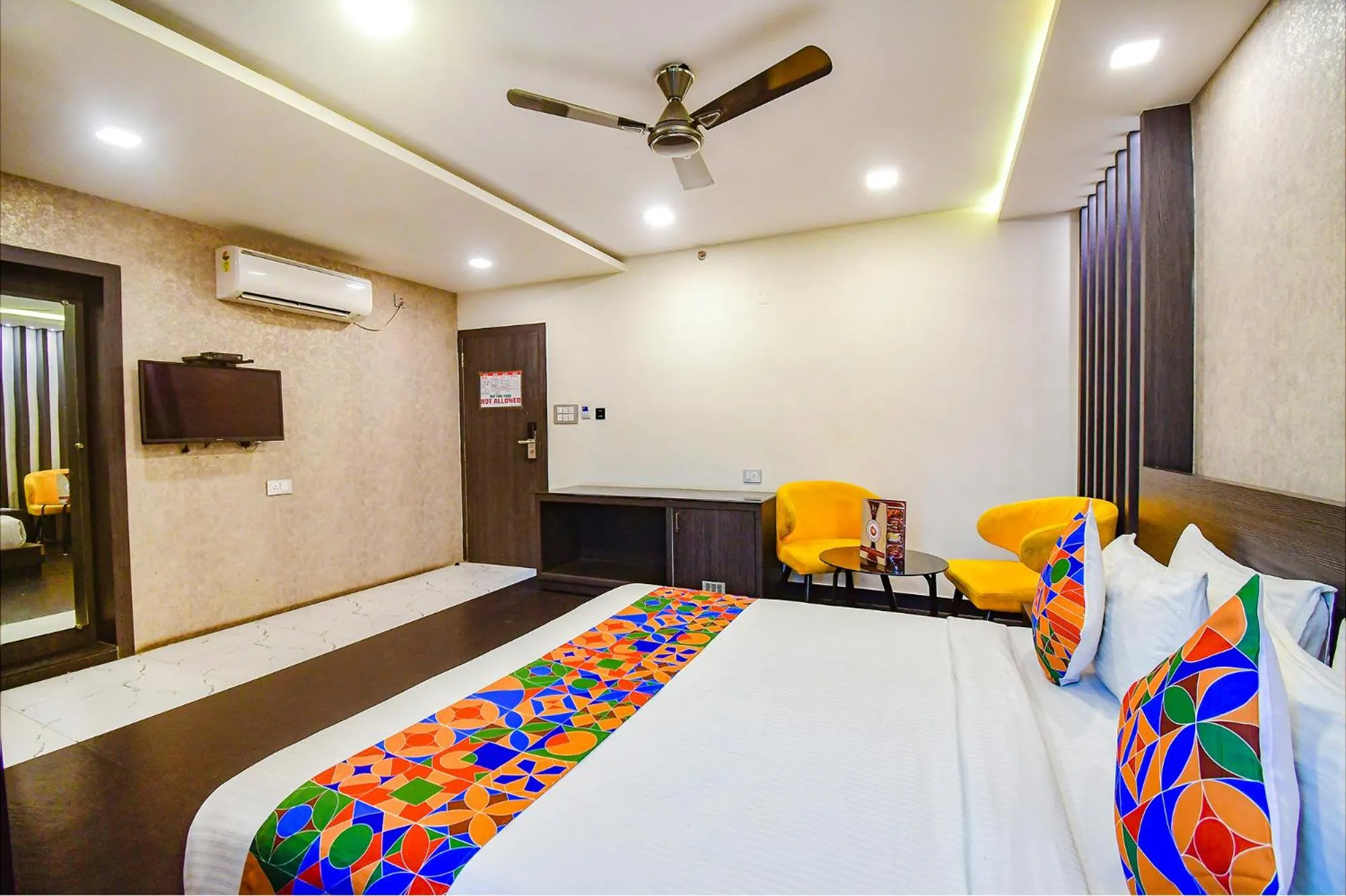 TV and multimedia, Bed in FabHotel Prime Kzar Corporate Budget Stay Near Park Street