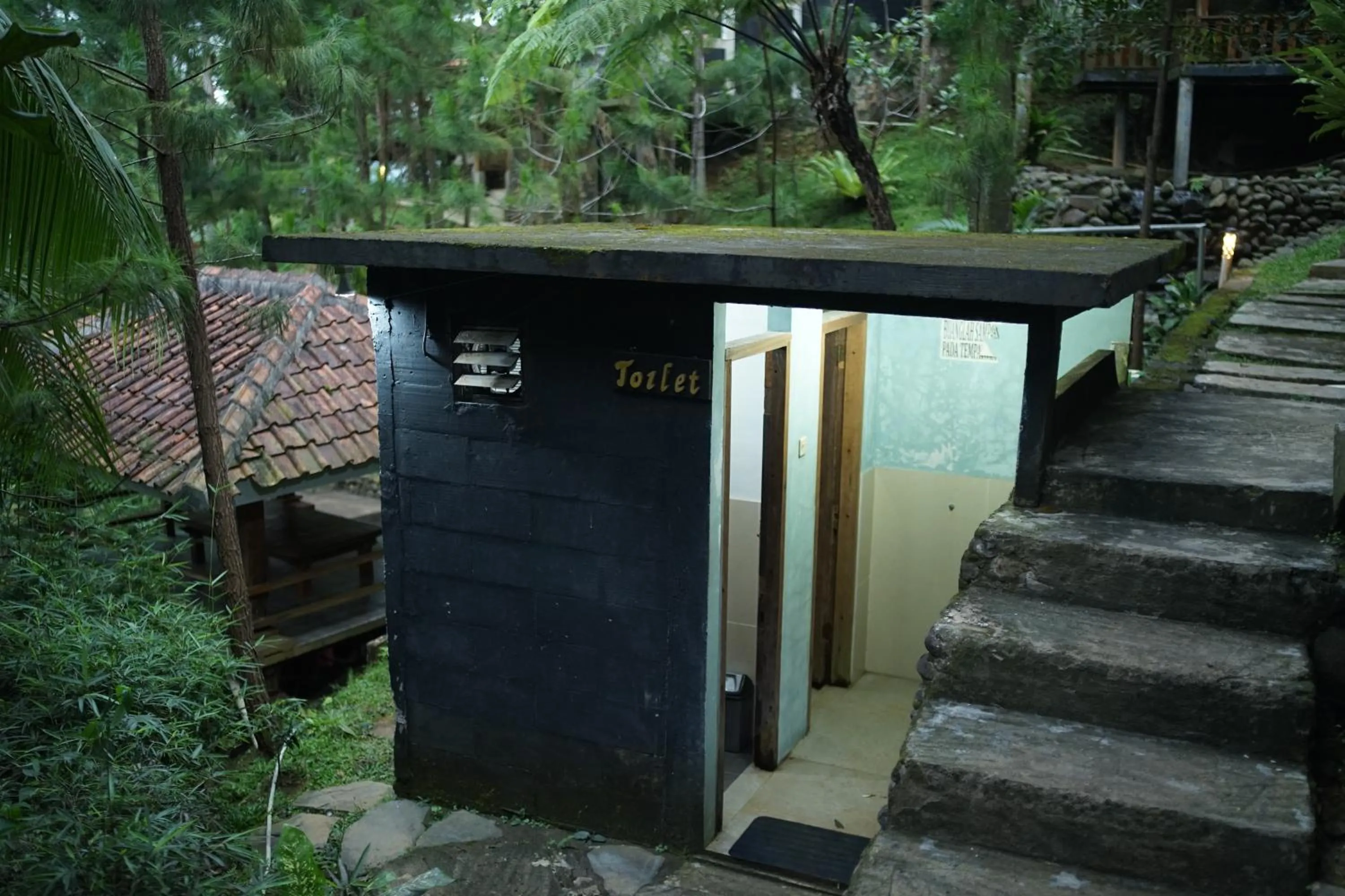 Toilet in Tirta Arsanta Hot Springs & Villa