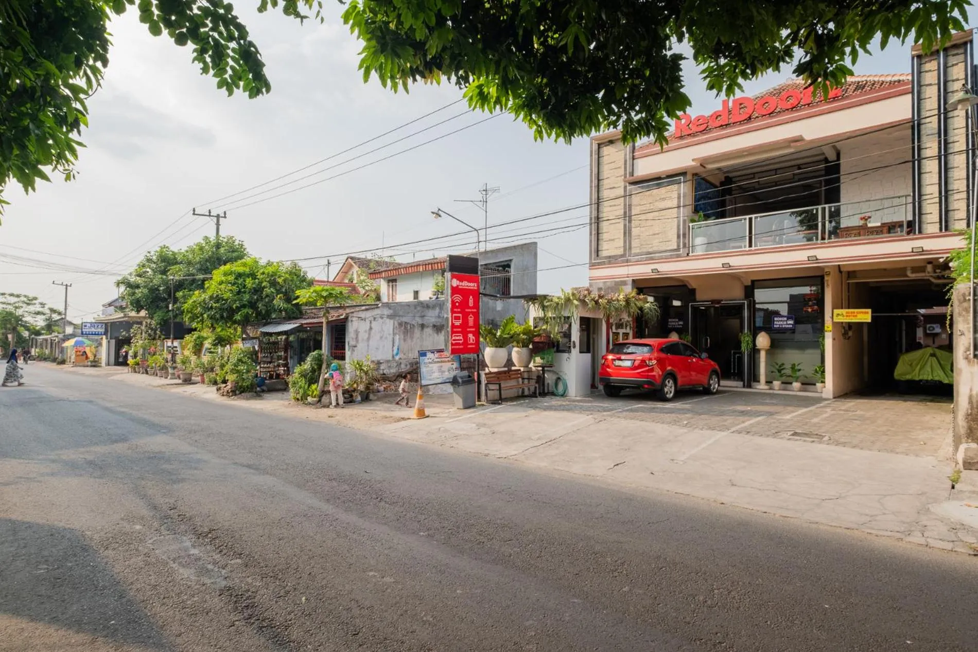 Facade/entrance in RedDoorz near Kampung Inggris Pare
