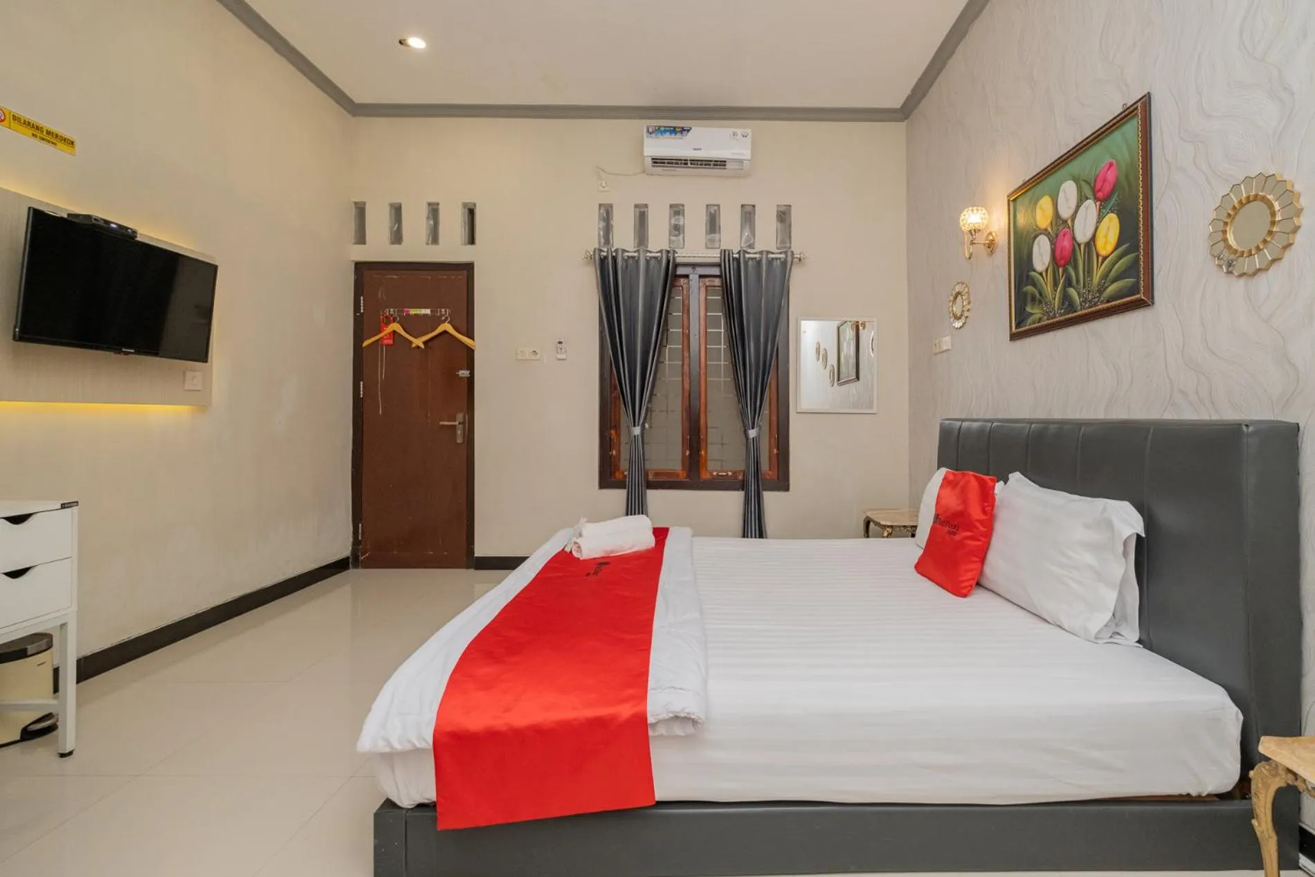 Bedroom, Bed in RedDoorz near Kampung Inggris Pare