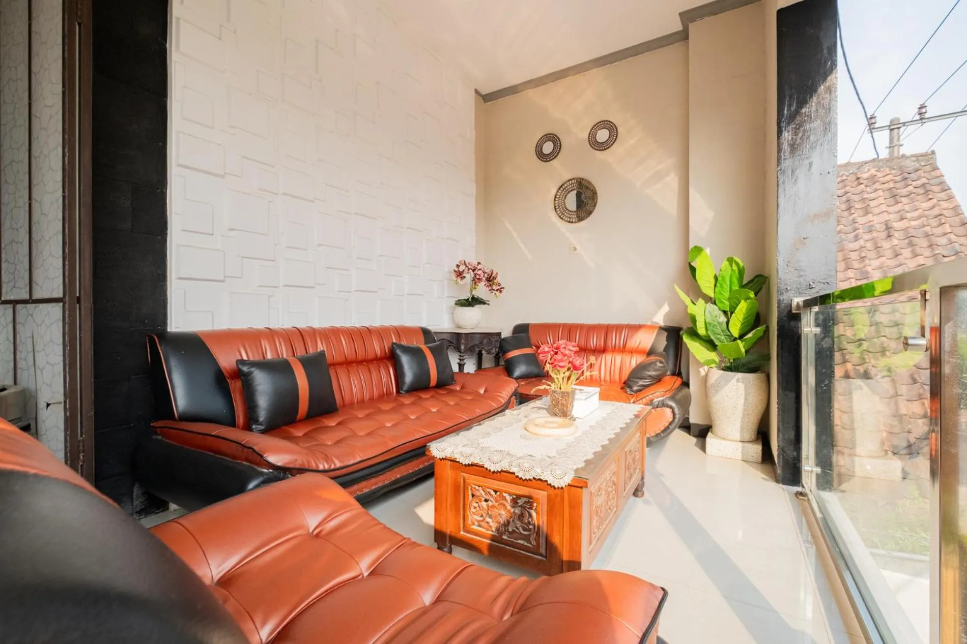 Seating area in RedDoorz near Kampung Inggris Pare