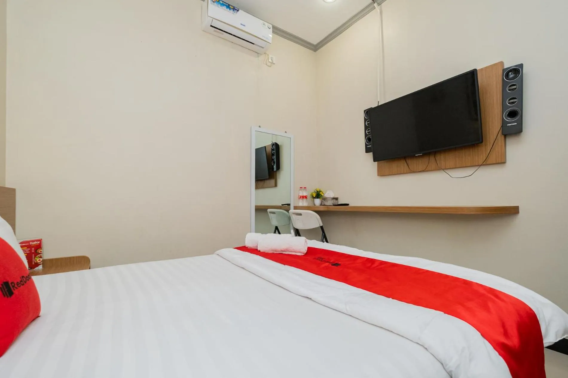 Bedroom, Bed in RedDoorz near Kampung Inggris Pare