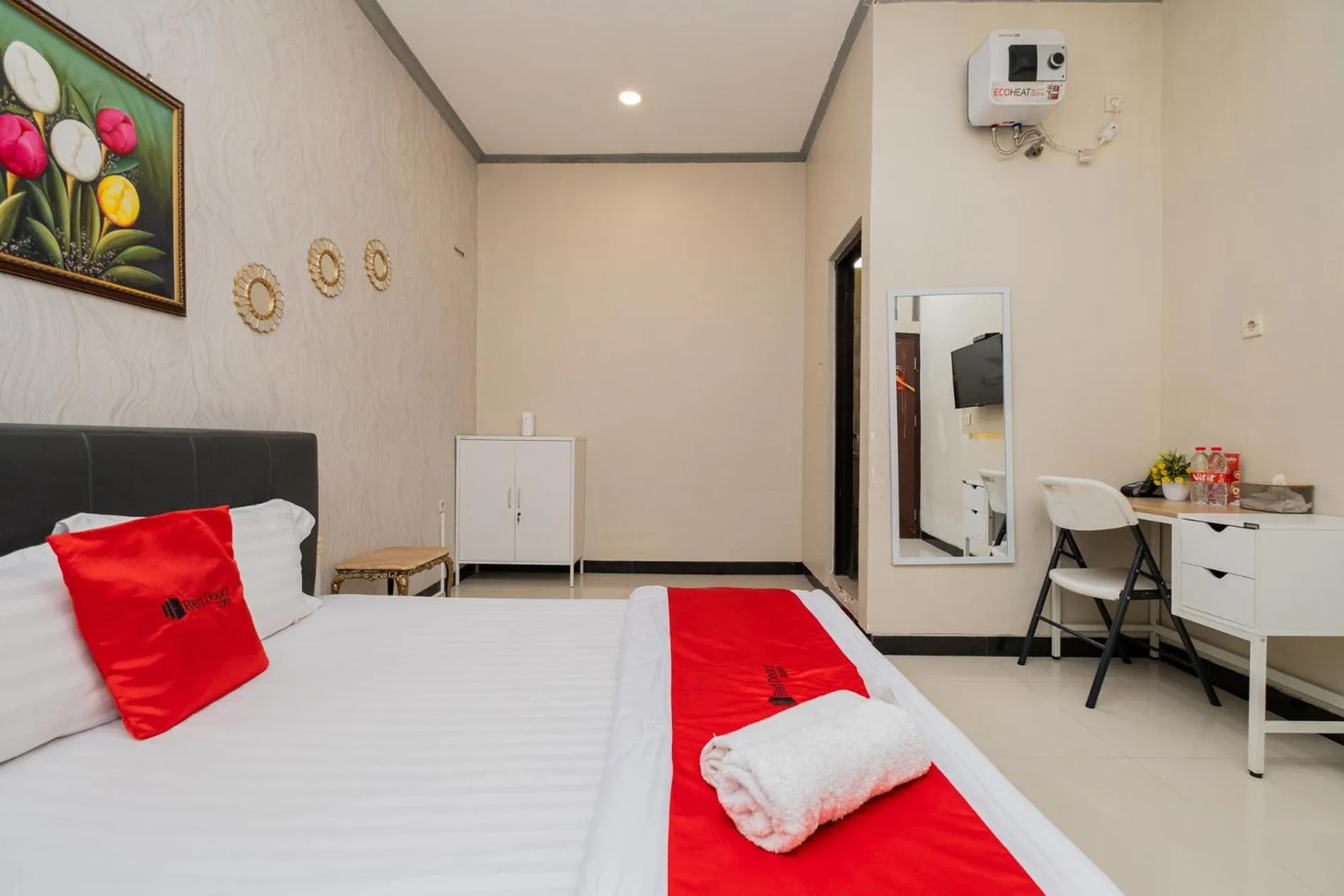 Bedroom, Bed in RedDoorz near Kampung Inggris Pare