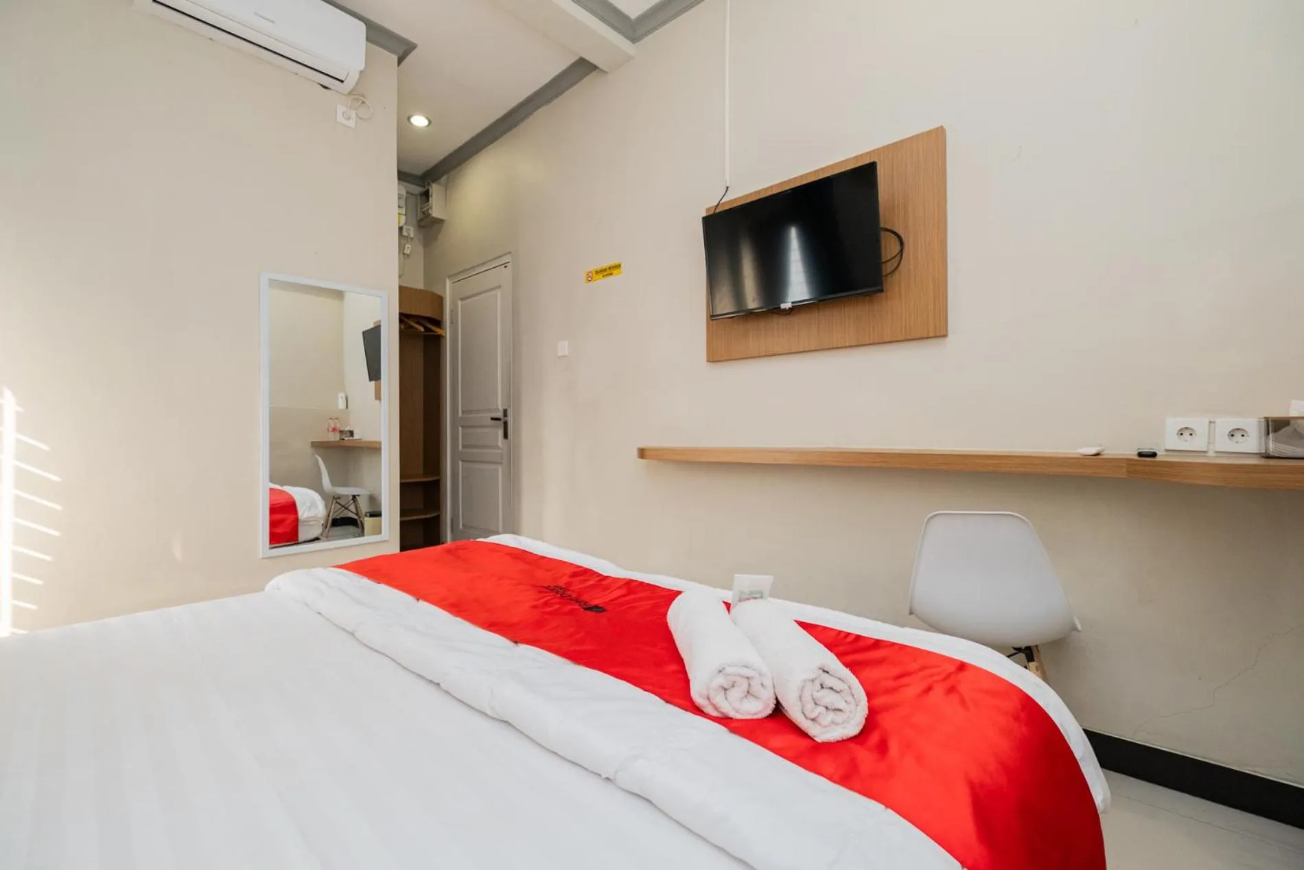 Bedroom, Bed in RedDoorz near Kampung Inggris Pare