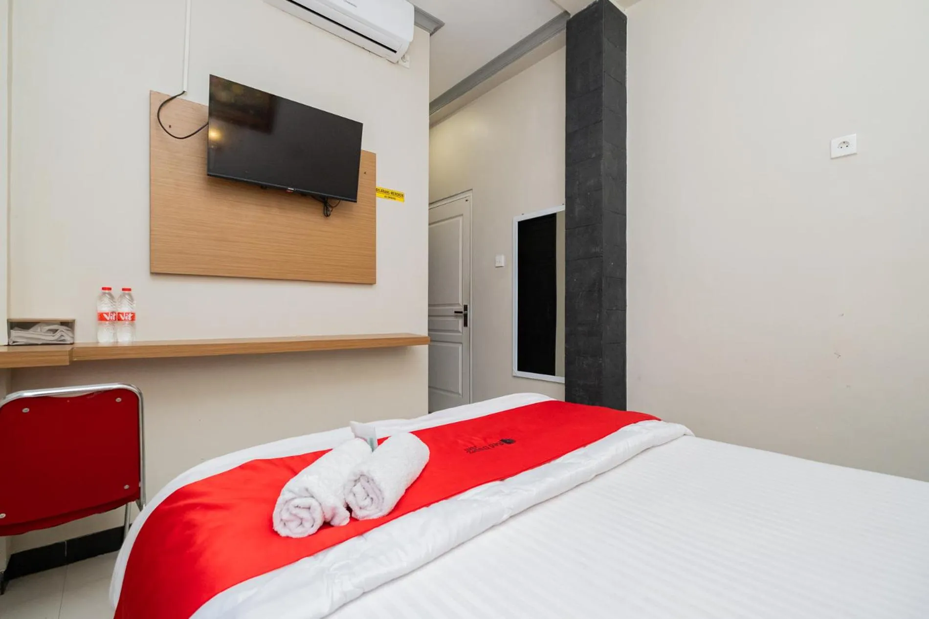 Bedroom, Bed in RedDoorz near Kampung Inggris Pare