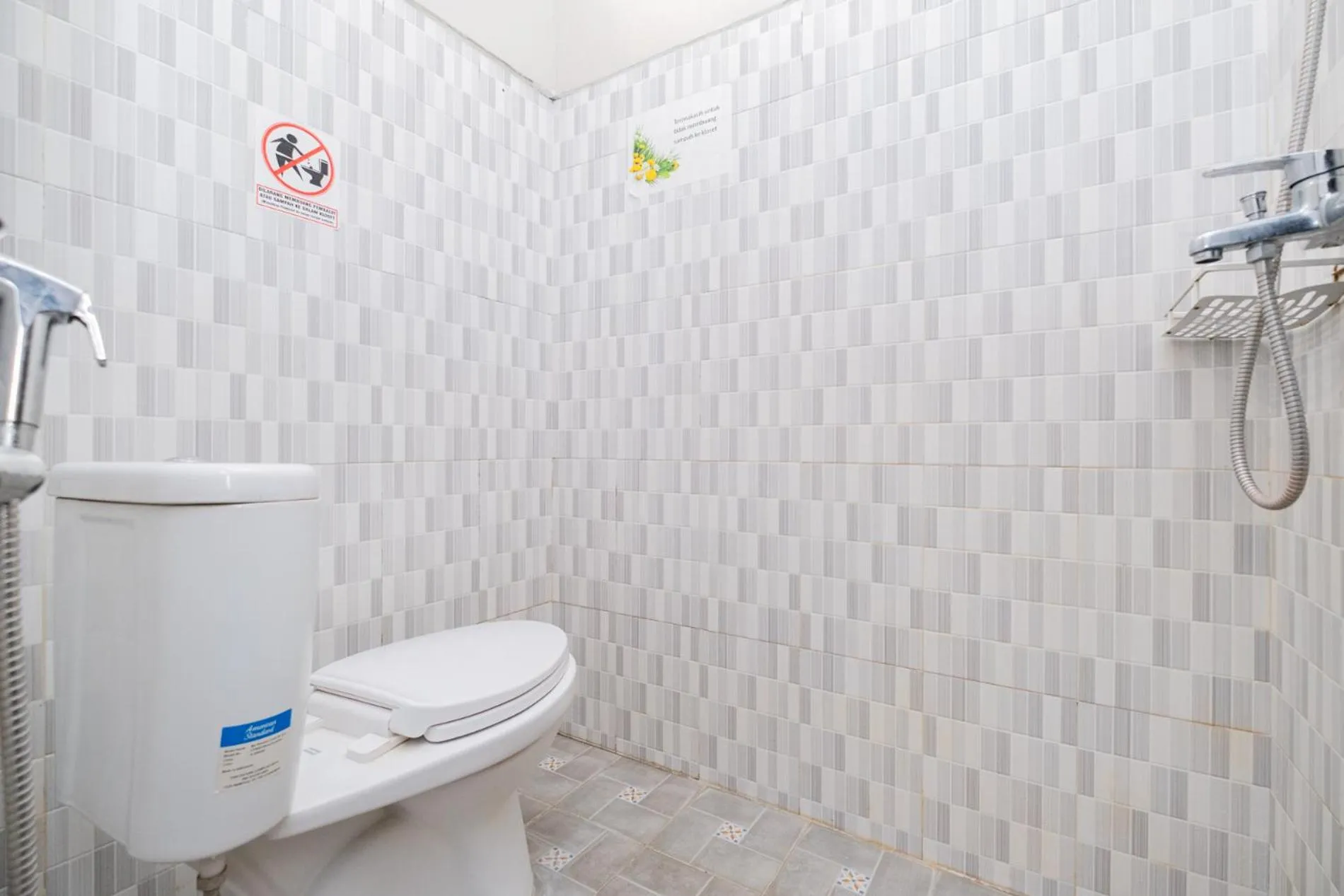 Bathroom in RedDoorz near Kampung Inggris Pare