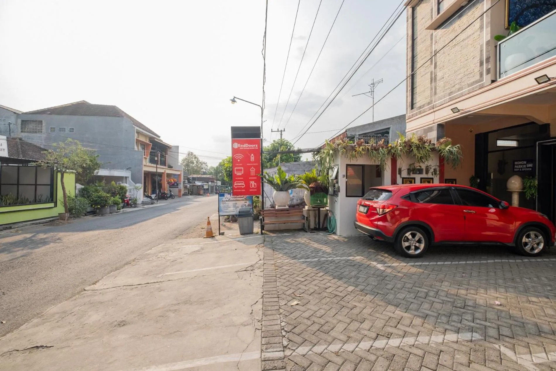 Parking in RedDoorz near Kampung Inggris Pare
