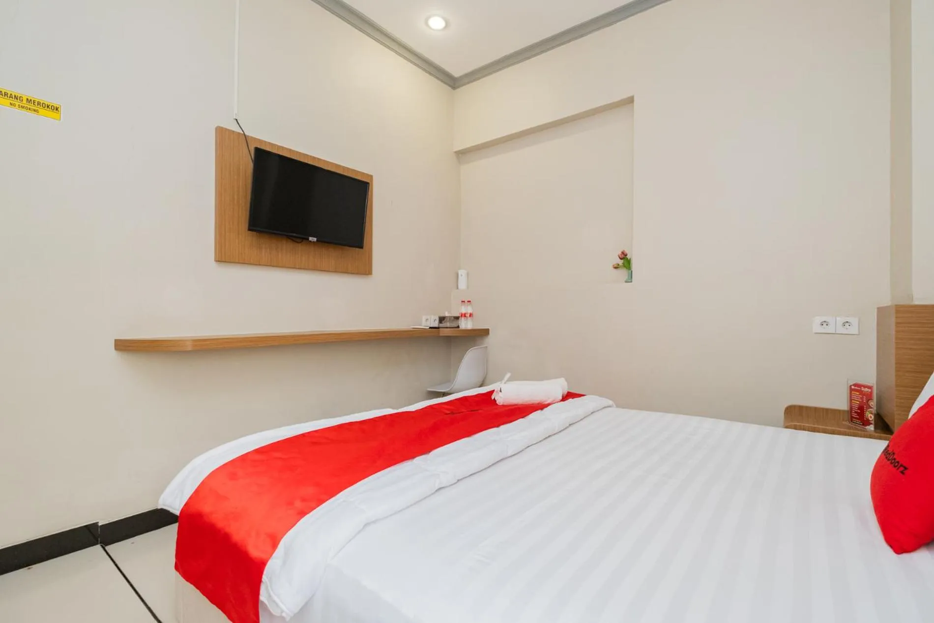 Bedroom, Bed in RedDoorz near Kampung Inggris Pare