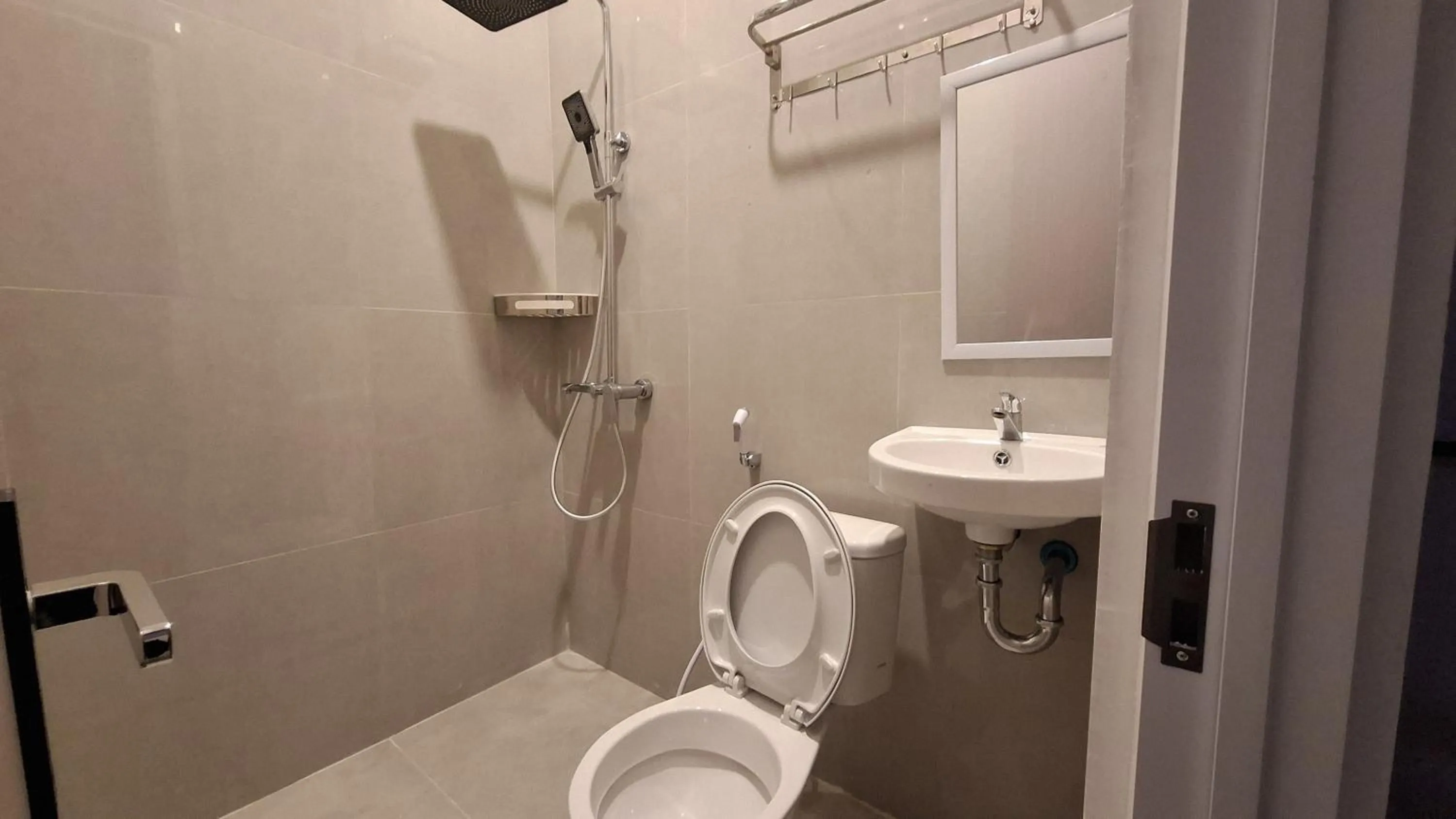 Bathroom in RedDoorz near Kampung Inggris Pare