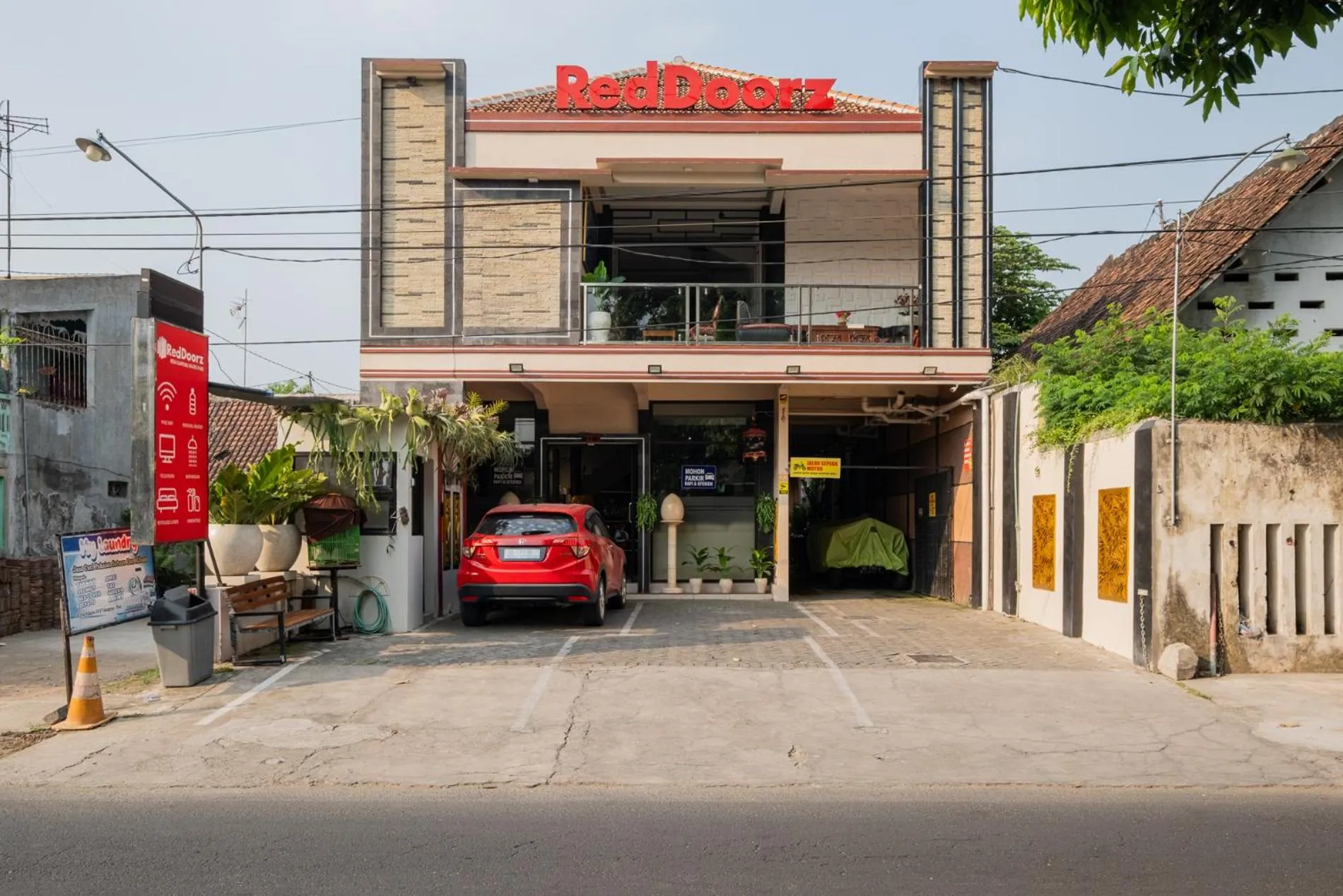 Property building in RedDoorz near Kampung Inggris Pare