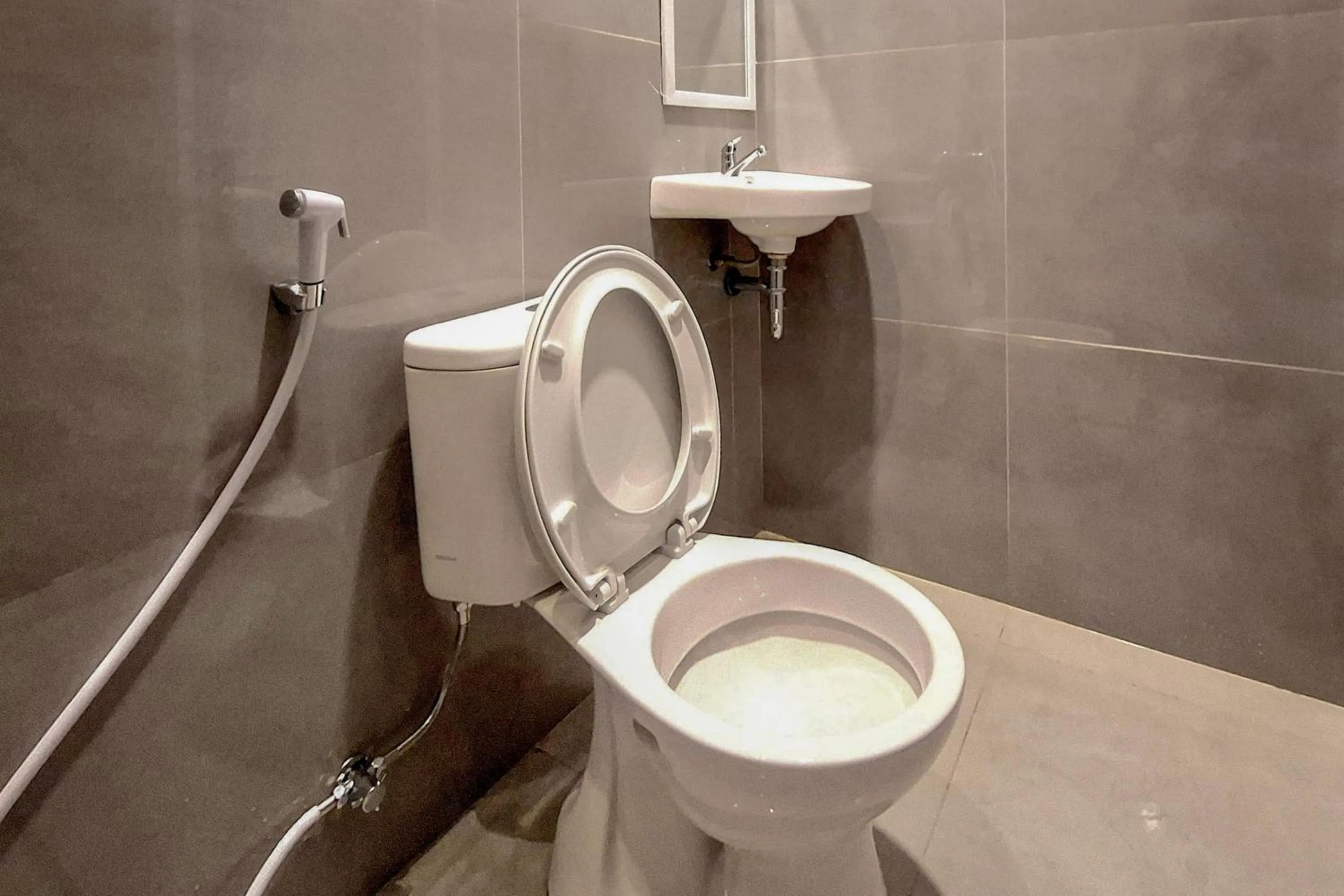 Bathroom in RedDoorz near Kampung Inggris Pare