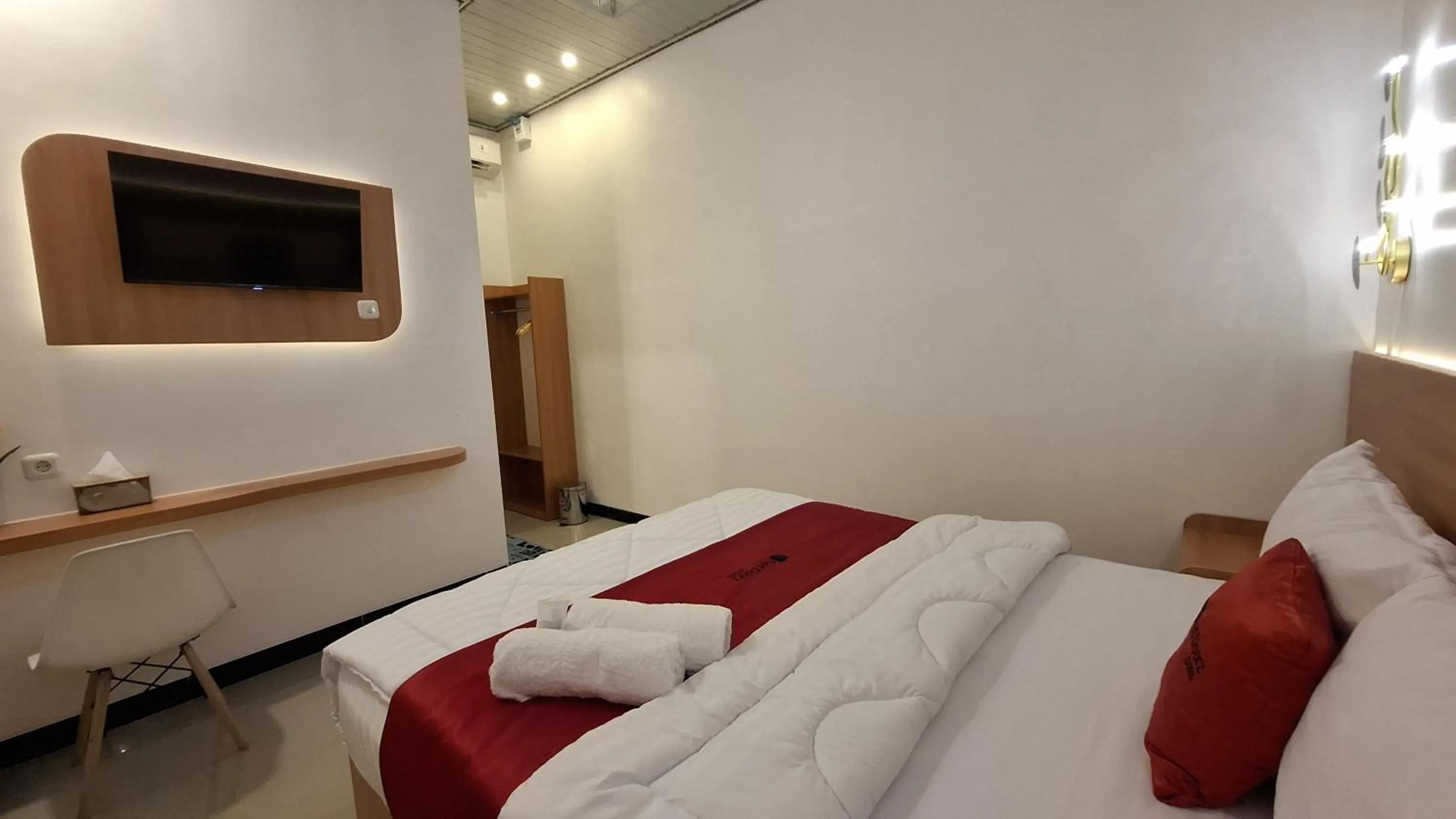 Bedroom, Bed in RedDoorz near Kampung Inggris Pare