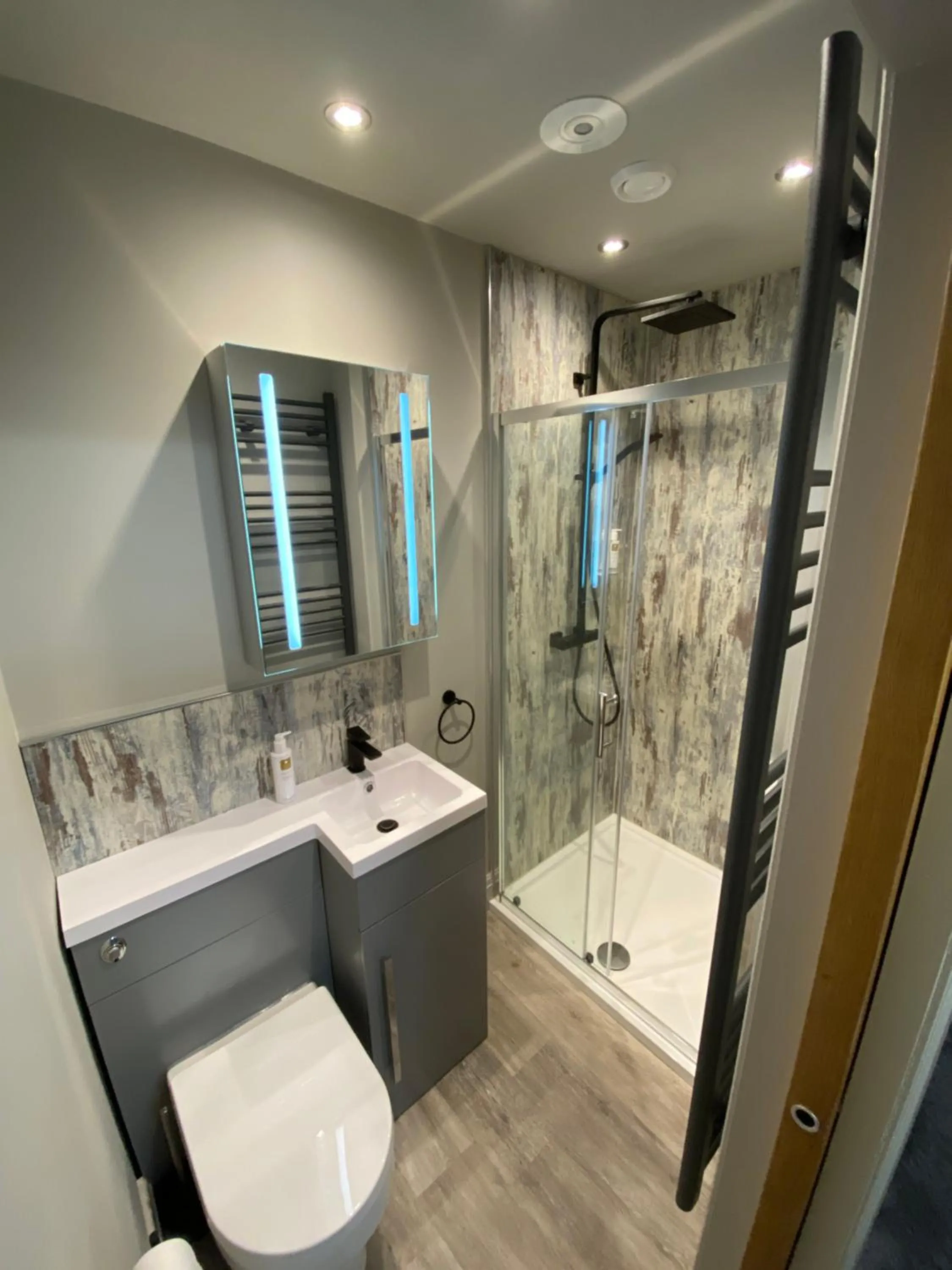 Shower in The Hive at Poppi-Red