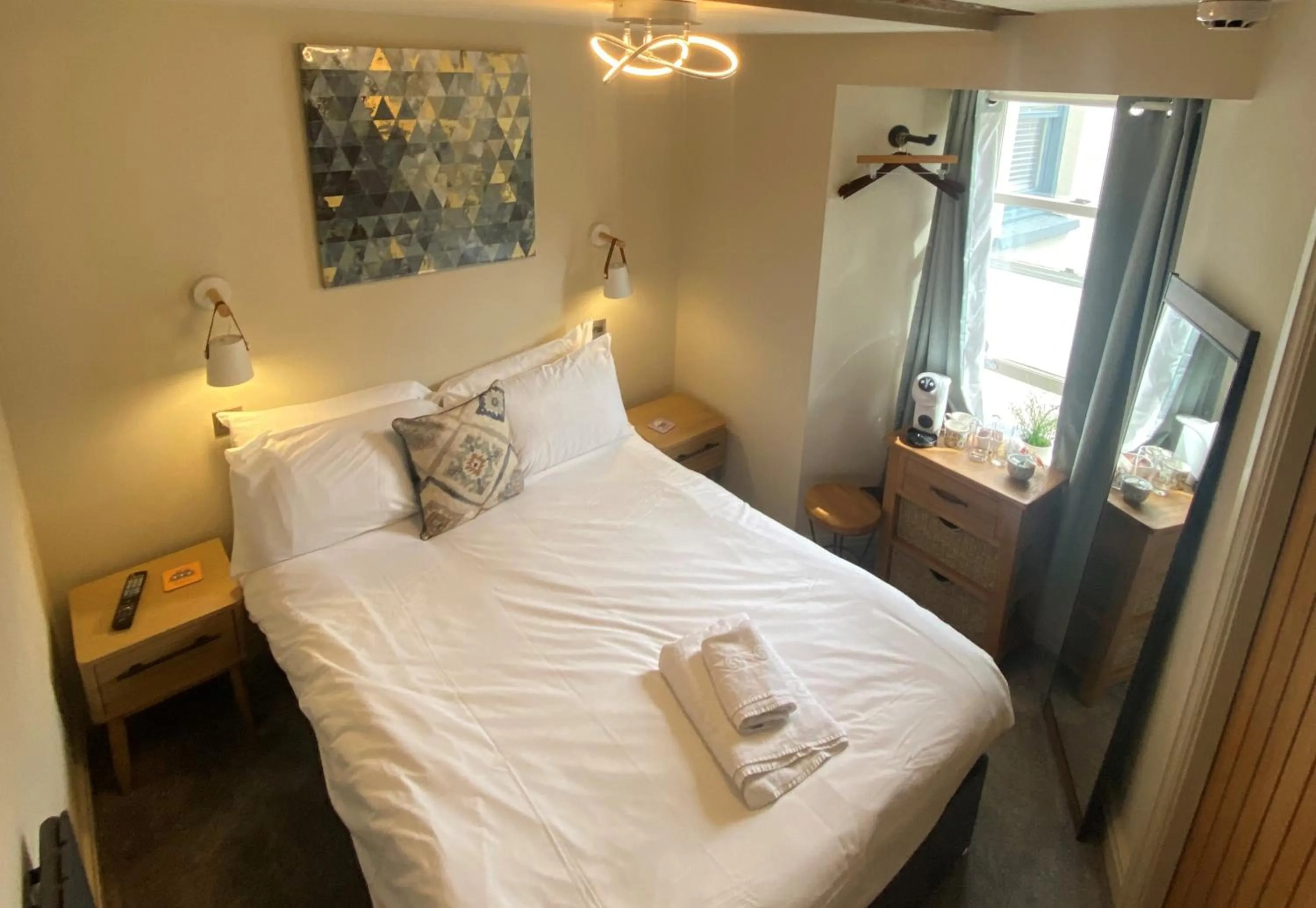 Photo of the whole room, Bed in The Hive at Poppi-Red