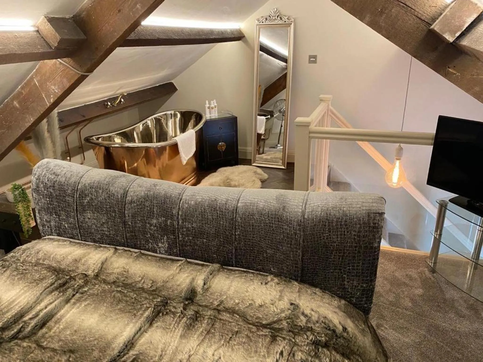 Bedroom in The Hive at Poppi-Red