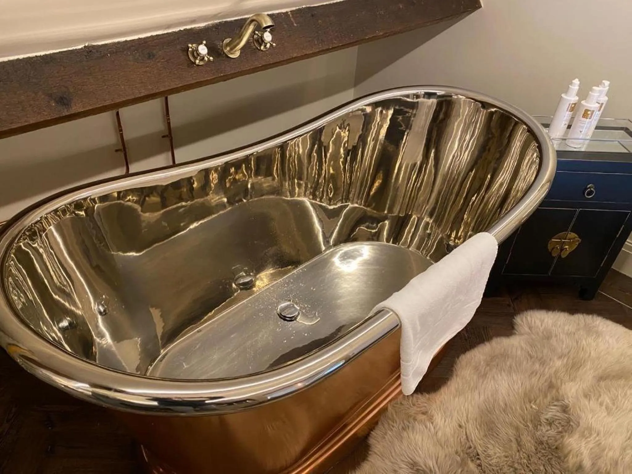 Bath in The Hive at Poppi-Red