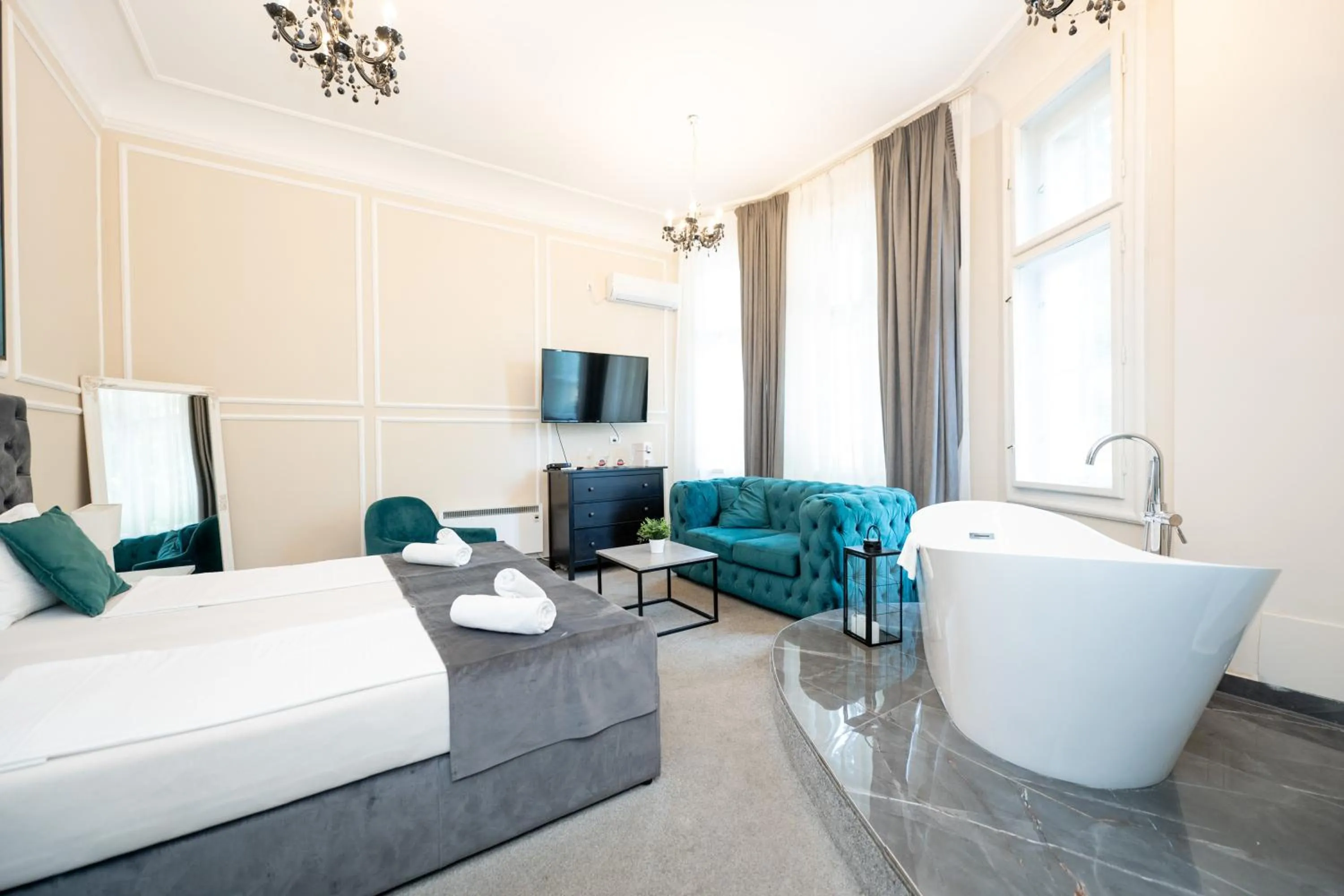 Communal lounge/ TV room, Bed in Boutique Hotel Kings Palace