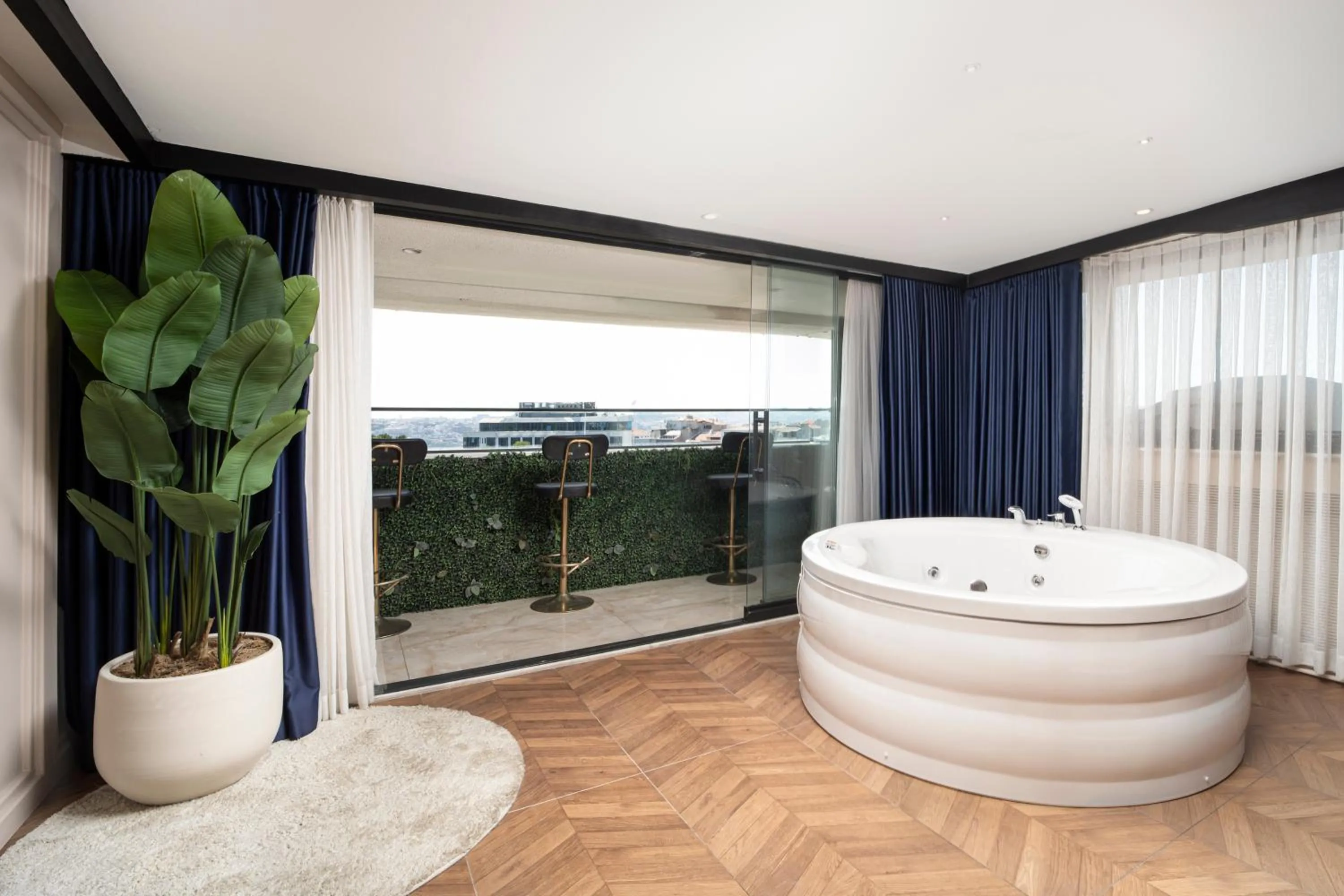 Hot Tub in Walton Gardens Pera