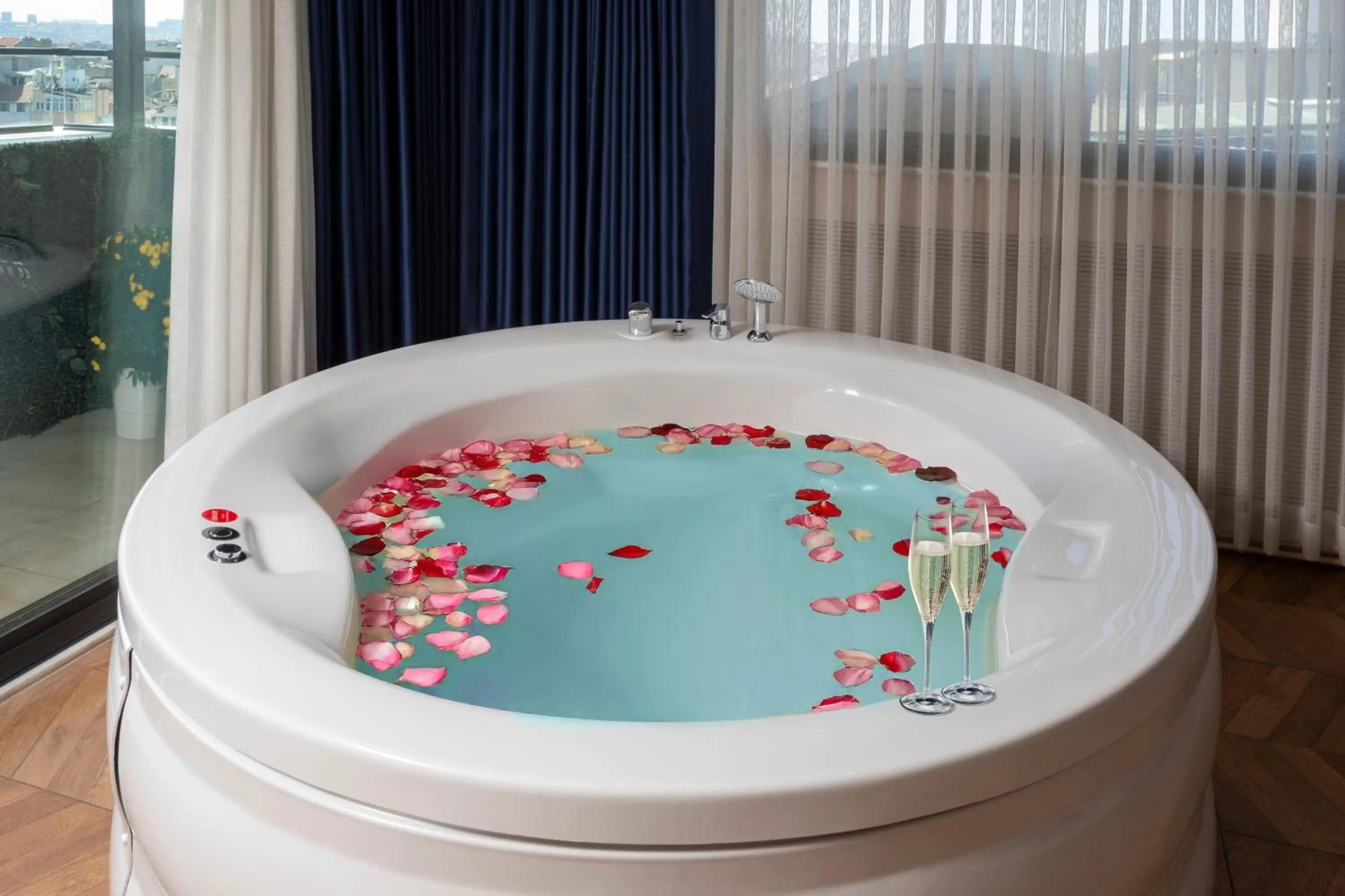 Hot Tub in Walton Gardens Pera