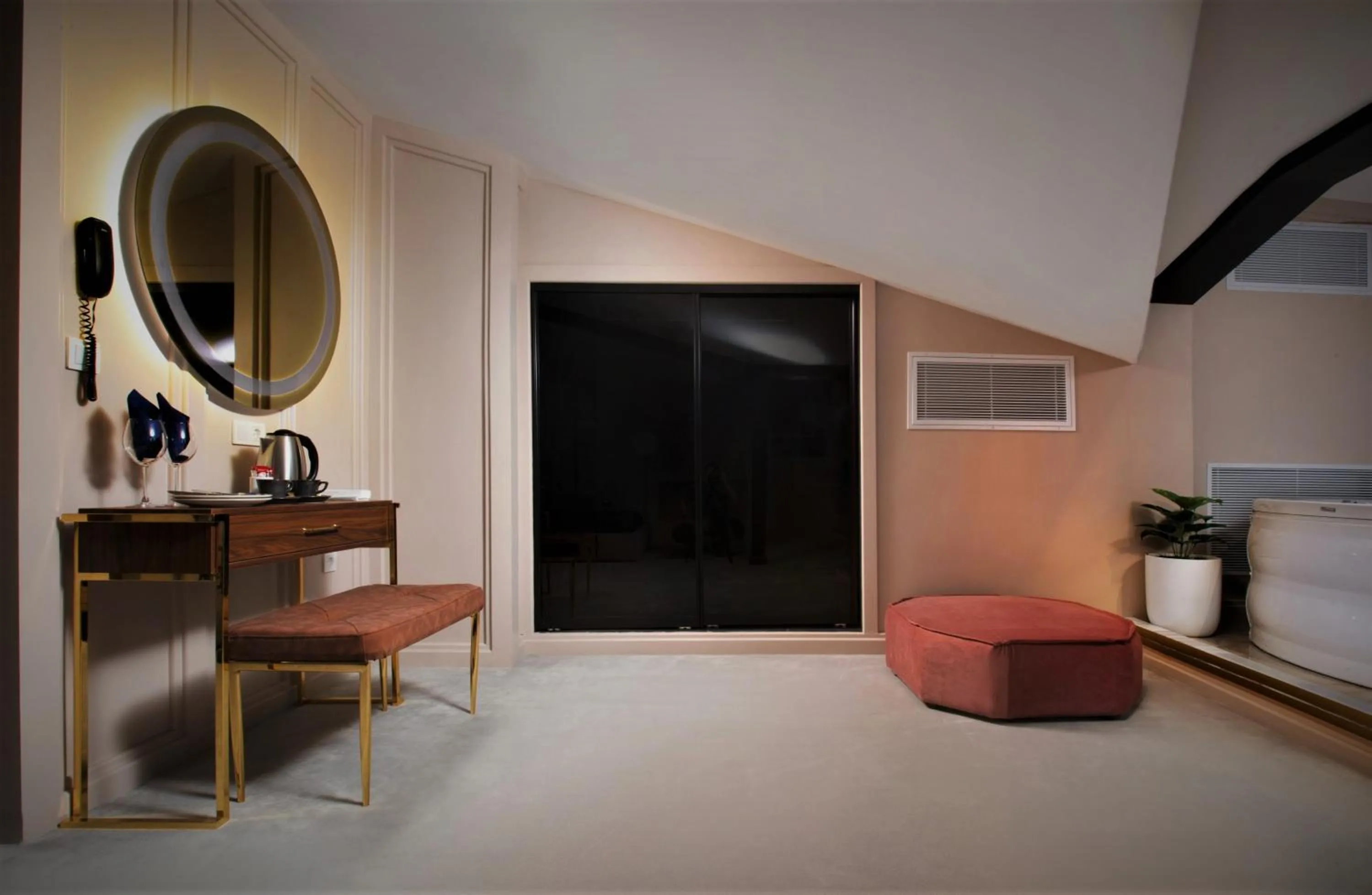 Photo of the whole room in Walton Gardens Pera