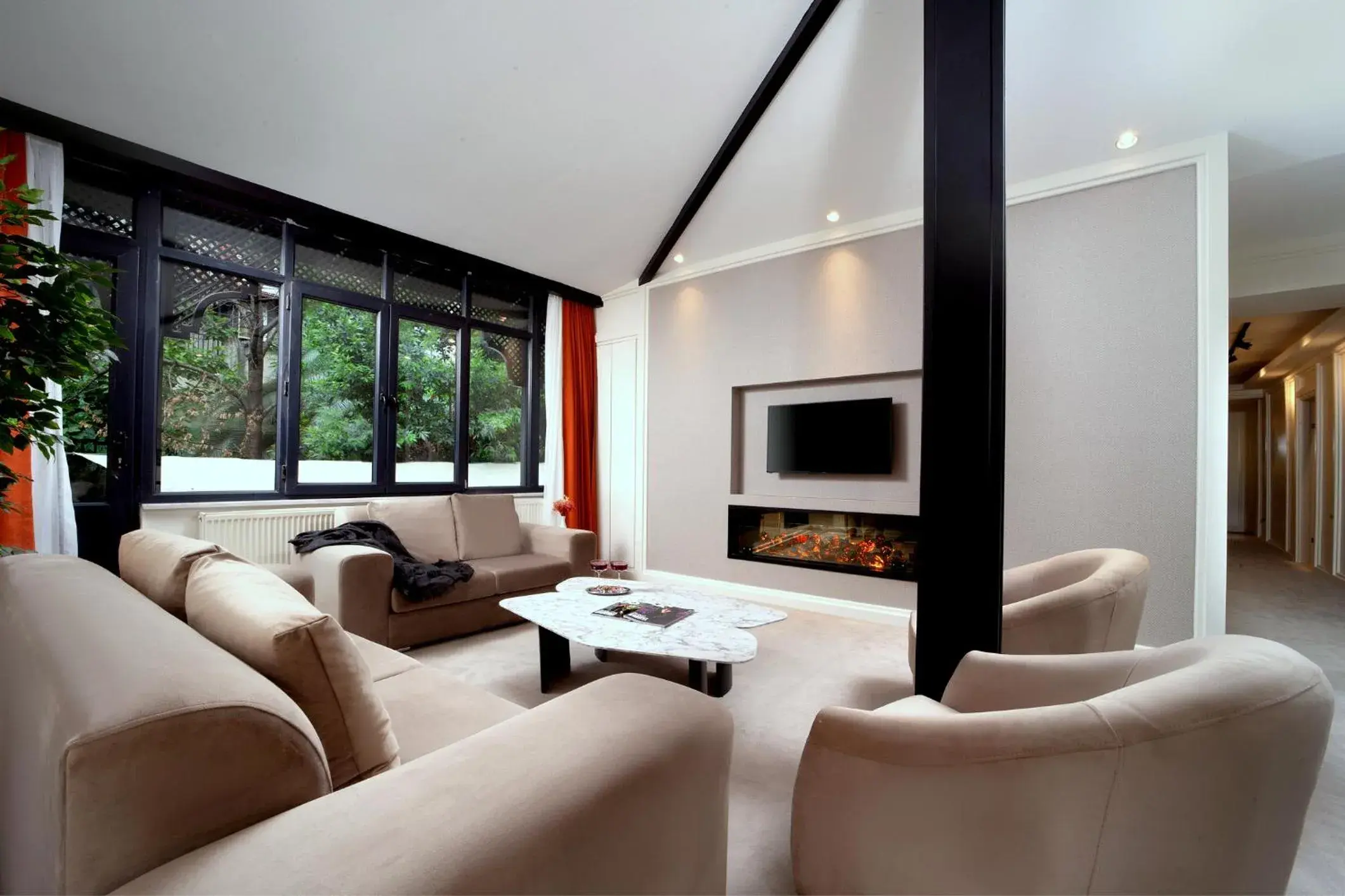 Three-Bedroom Apartment in Walton Gardens Pera Three-Bedroom Apartment in Walton Gardens Pera