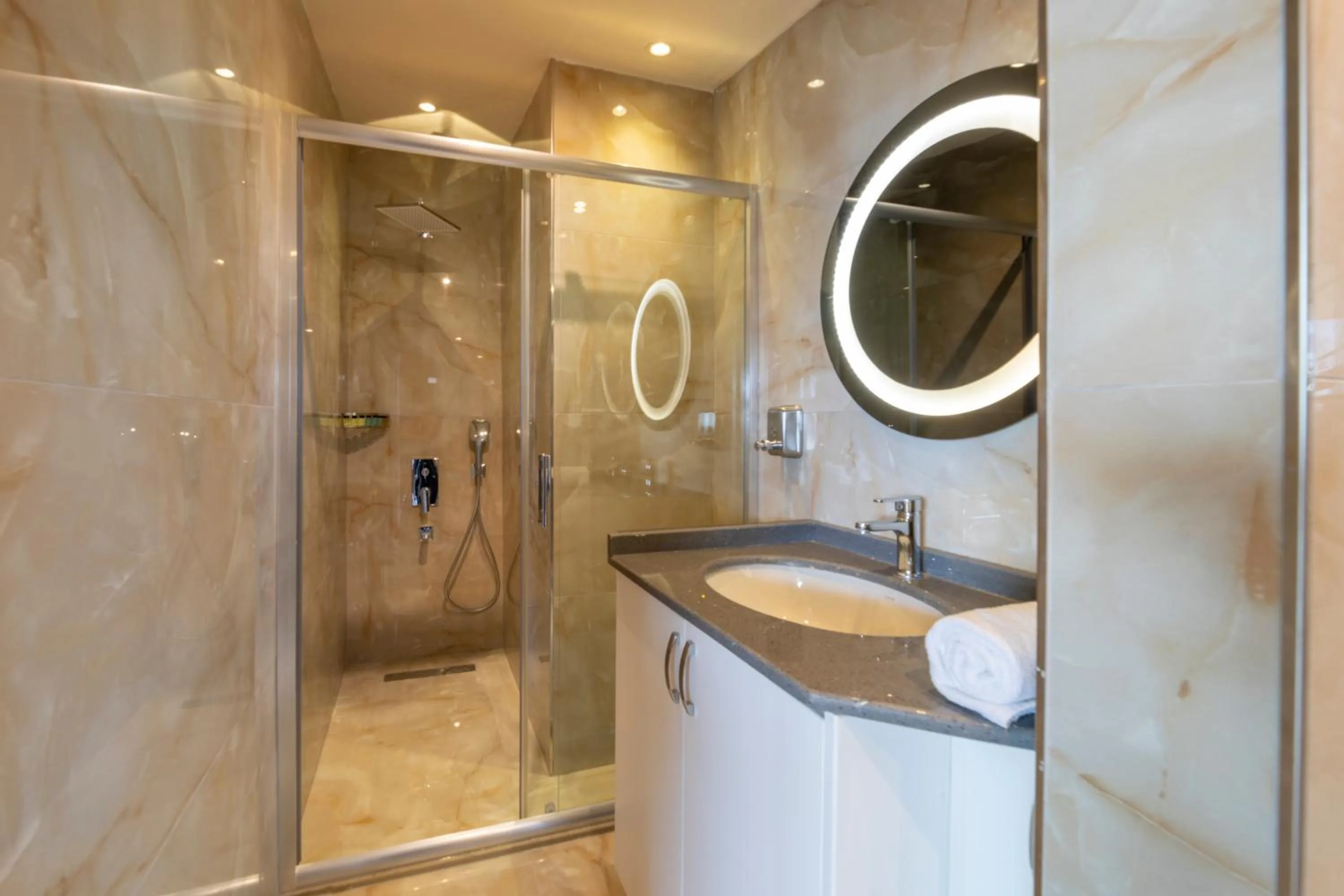 Shower in Walton Gardens Pera