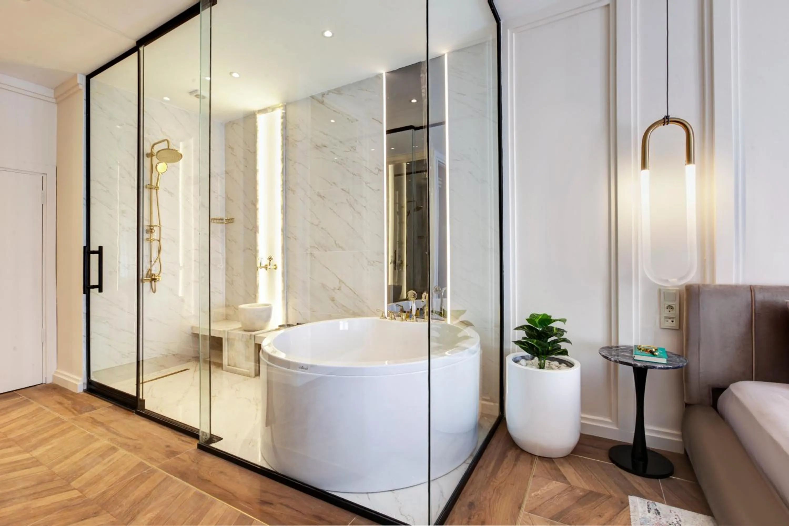 Bath in Walton Gardens Pera