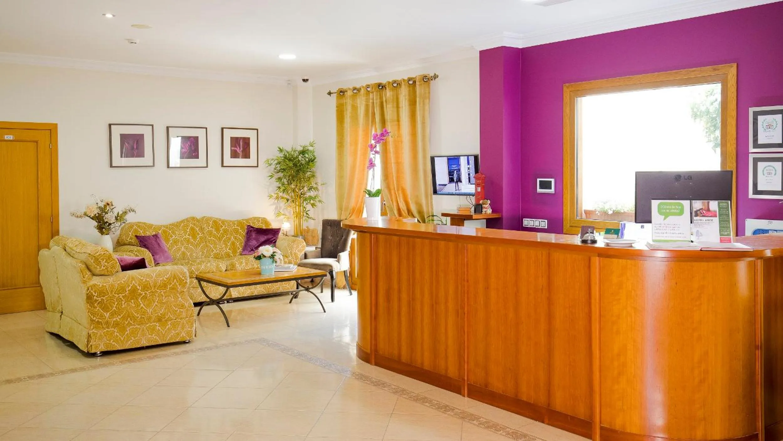 Lobby or reception in Hotel Arce