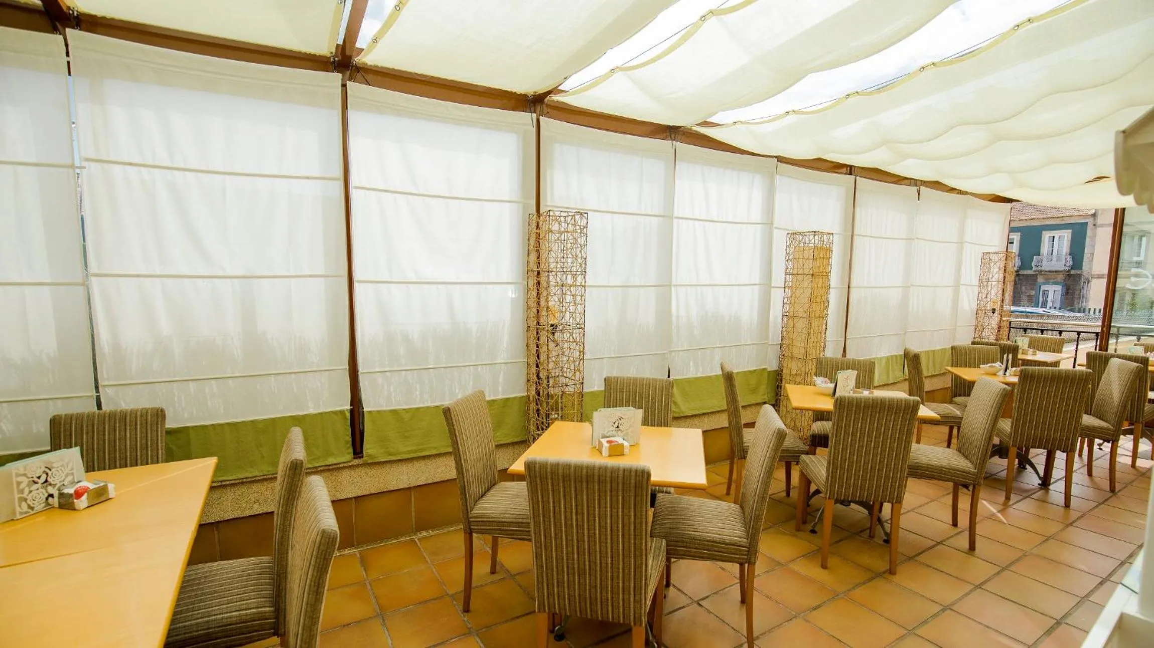 Restaurant/places to eat in Hotel Arce