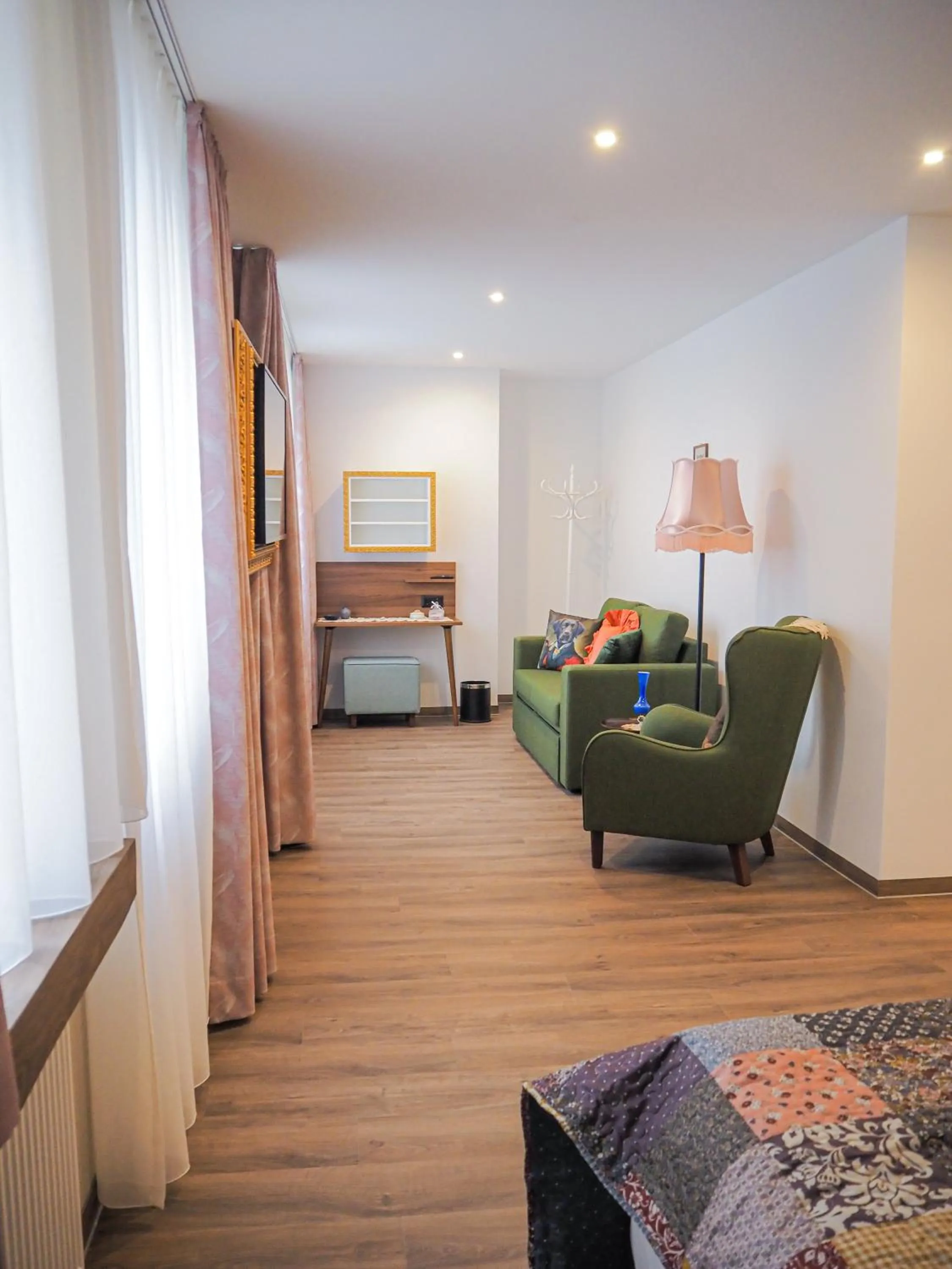 Photo of the whole room, Bed in Tante ALMA's Mülheimer Hotel