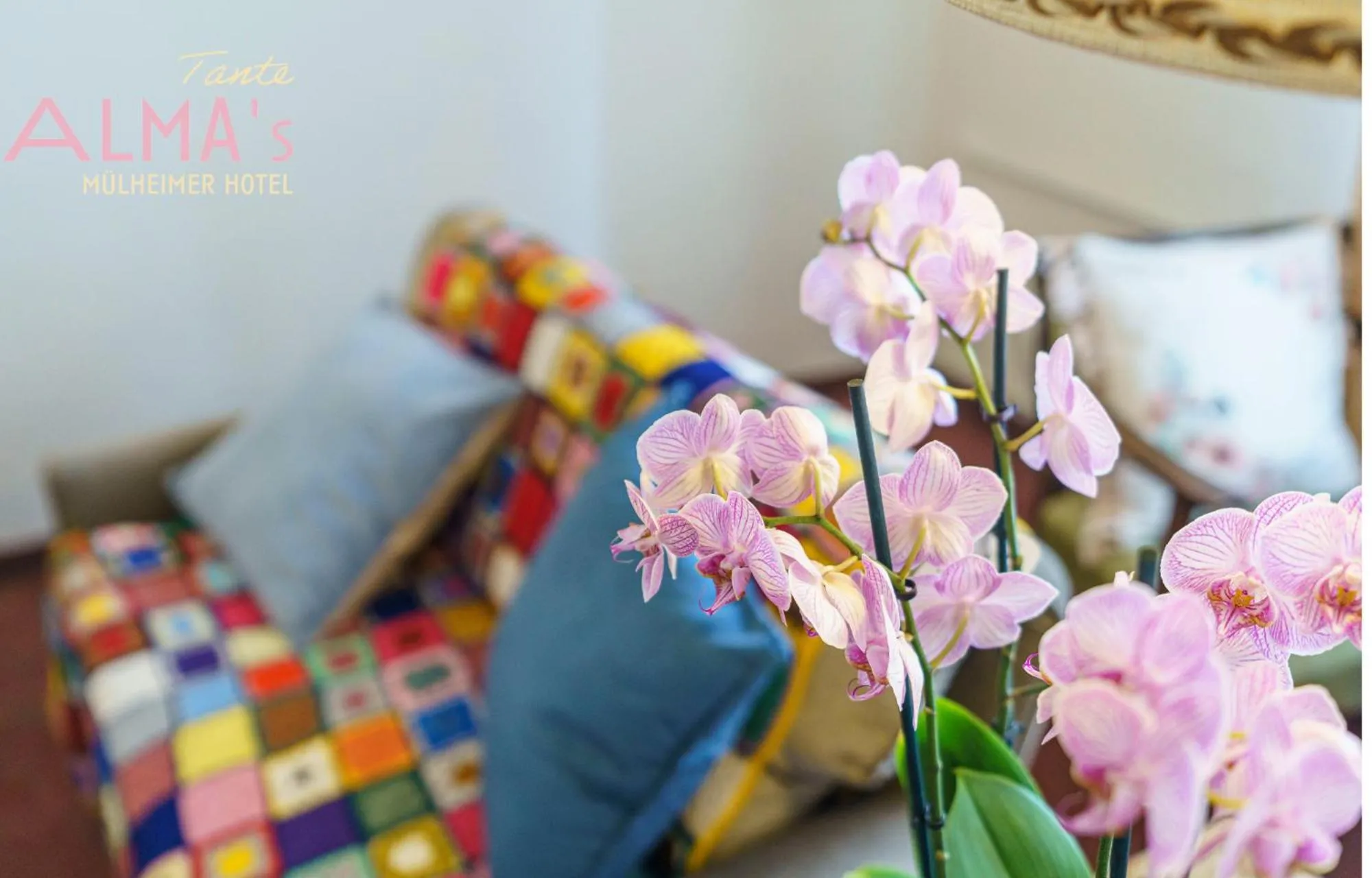 Photo of the whole room, Bed in Tante ALMA's Mülheimer Hotel