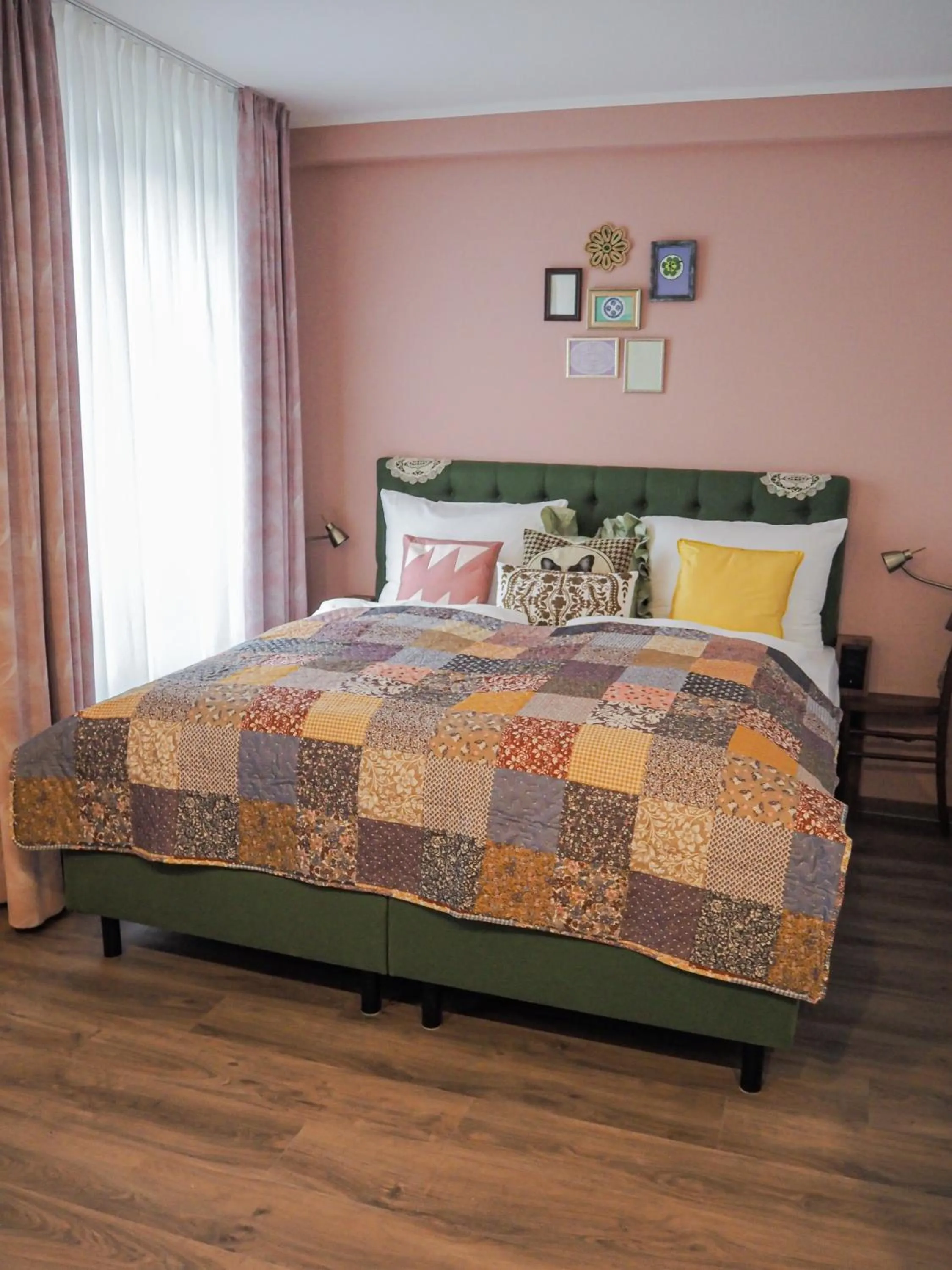 Photo of the whole room, Bed in Tante ALMA's Mülheimer Hotel