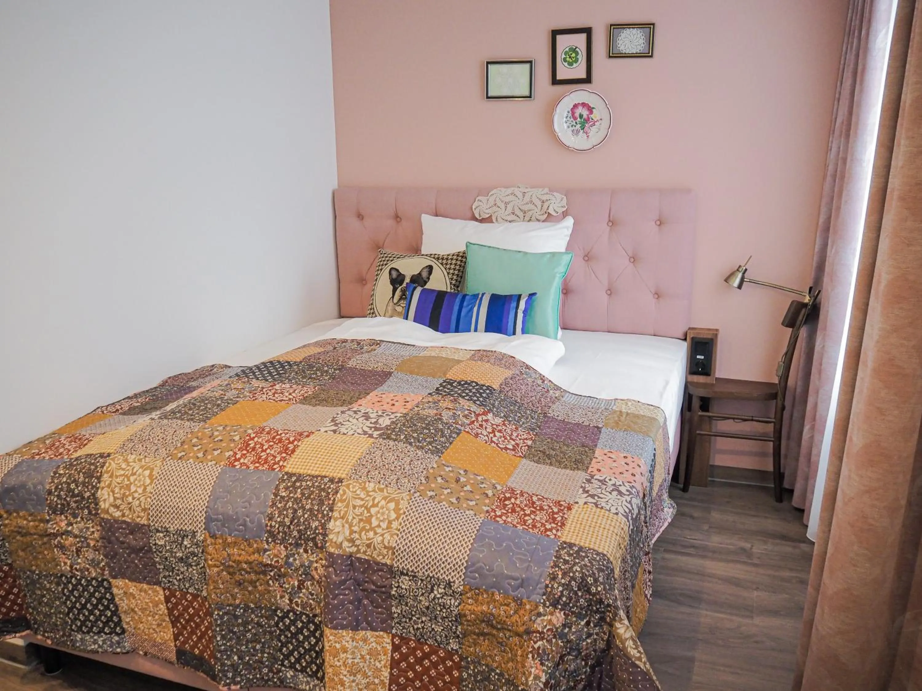 Photo of the whole room, Bed in Tante ALMA's Mülheimer Hotel