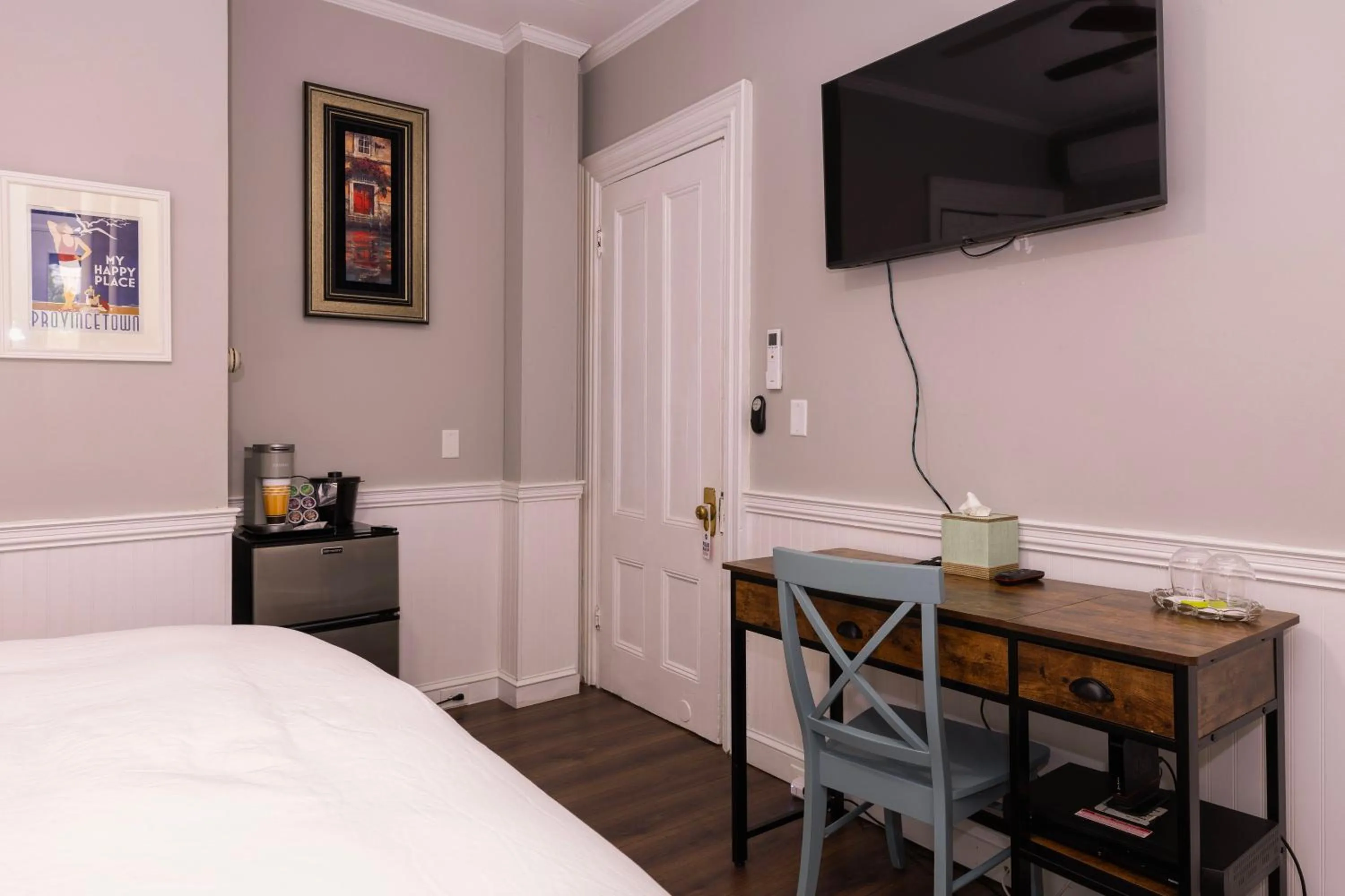 TV and multimedia in Prince Albert Guest House, Provincetown