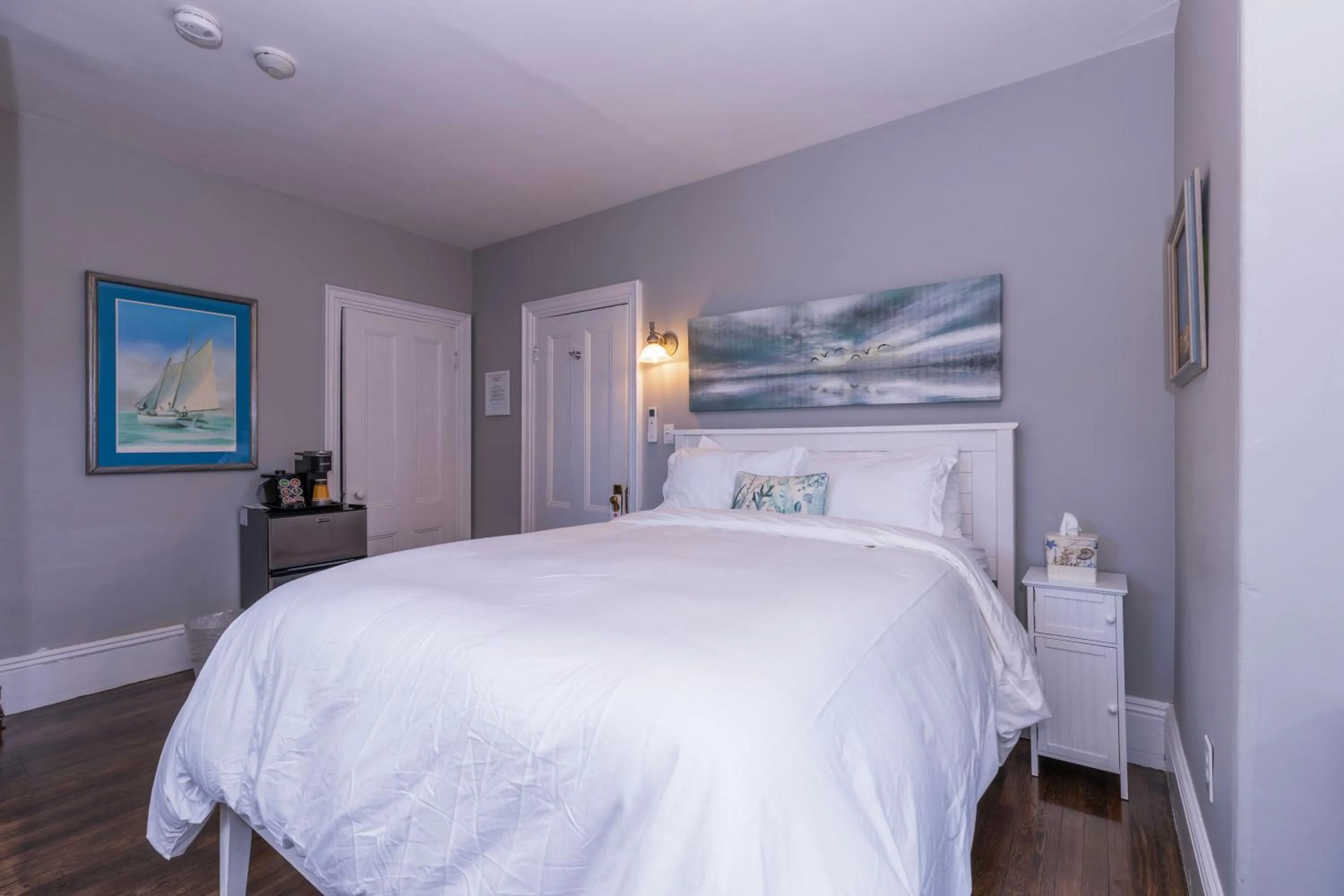 Bed in Prince Albert Guest House, Provincetown