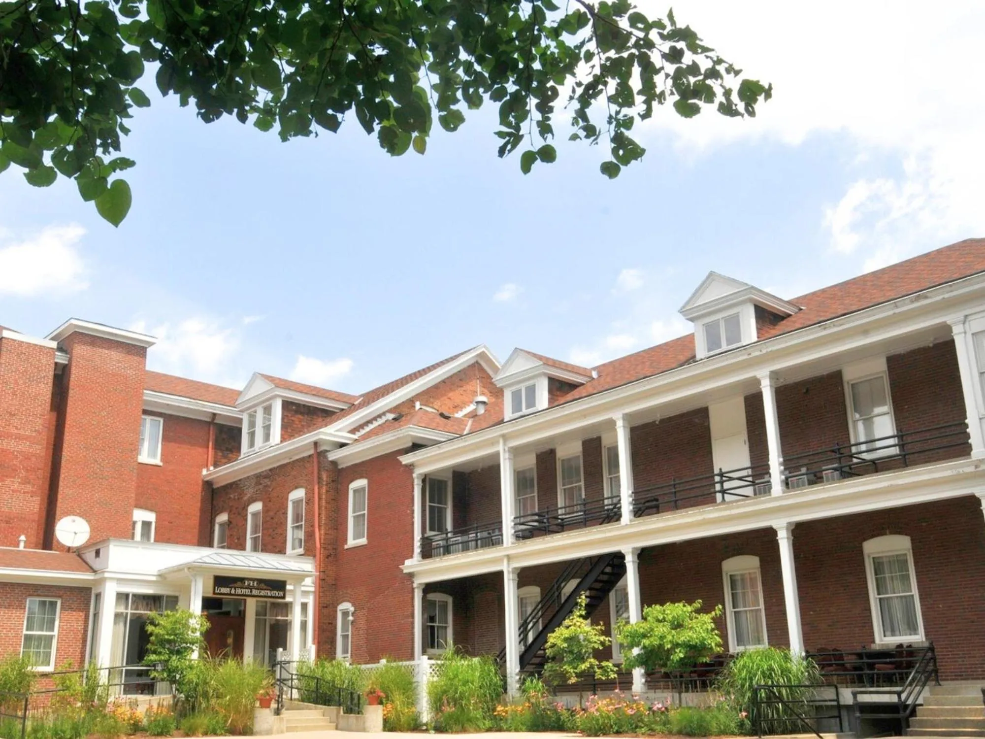Property building in Fort Harrison State Park Inn