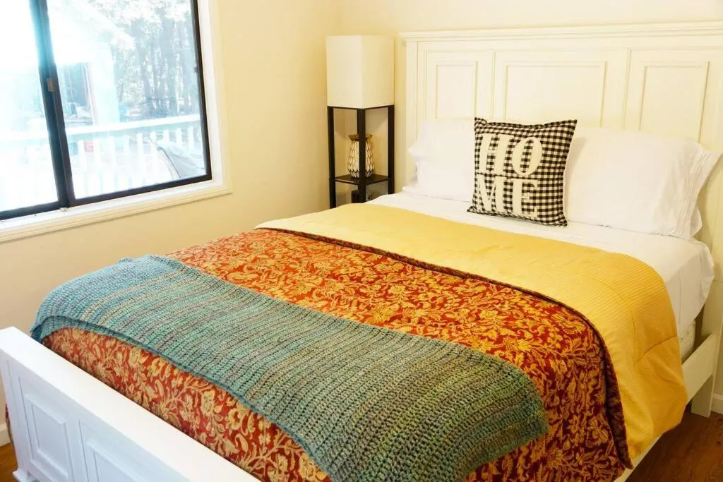 Bed in Pine Hills Cabin in Julian