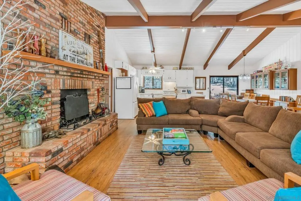 Communal lounge/ TV room in Pine Hills Cabin in Julian