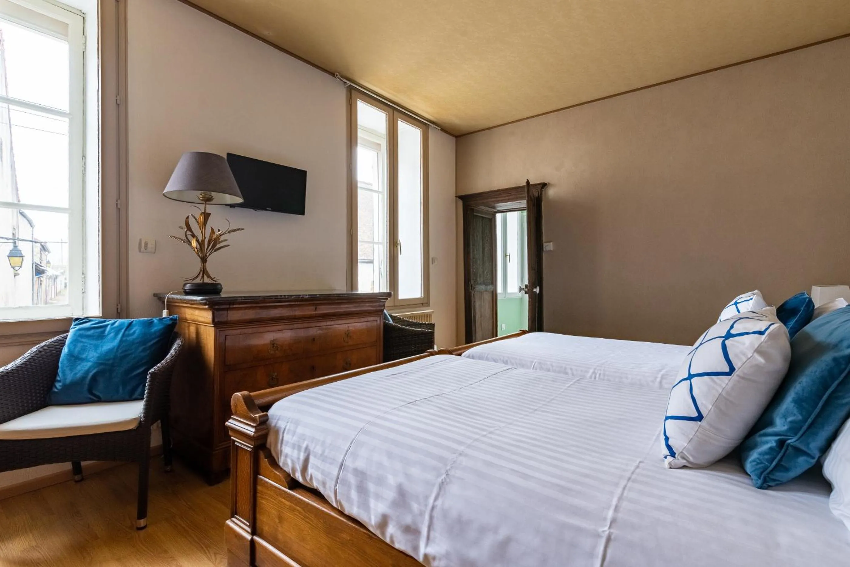 Photo of the whole room, Bed in Chez Camille