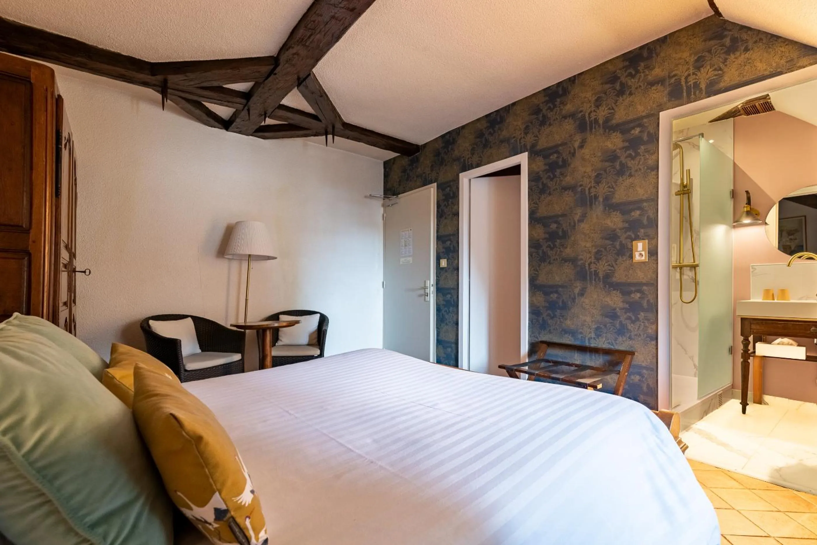 Photo of the whole room, Bed in Chez Camille