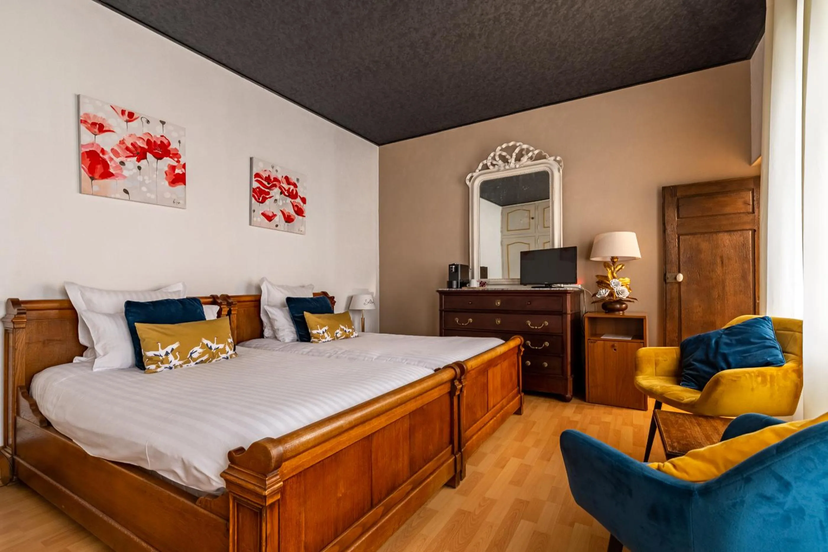 Photo of the whole room, Bed in Chez Camille