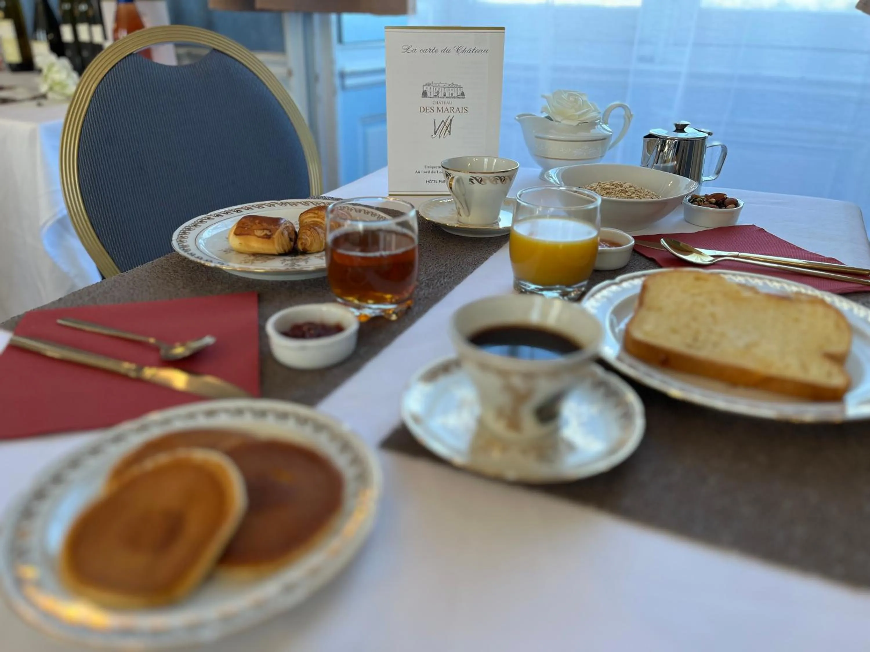 Food and drinks in Hôtel Particulier CHÂTEAU DES MARAIS Proximité et vue sur le Lac de Grand lieu