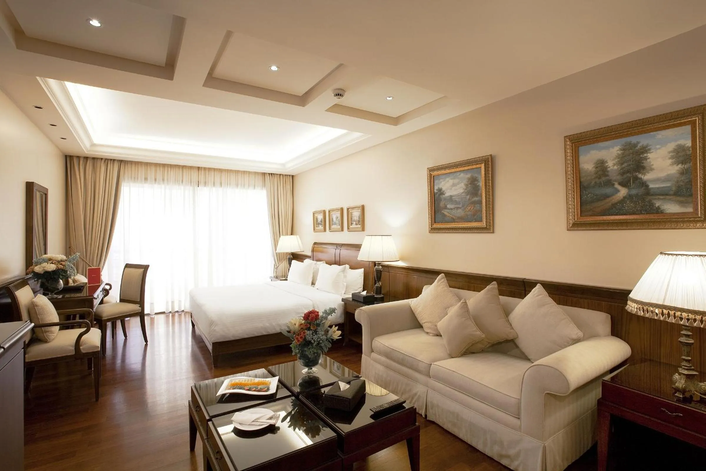 Living room in Ramada Plaza by Wyndham Beirut Raouche