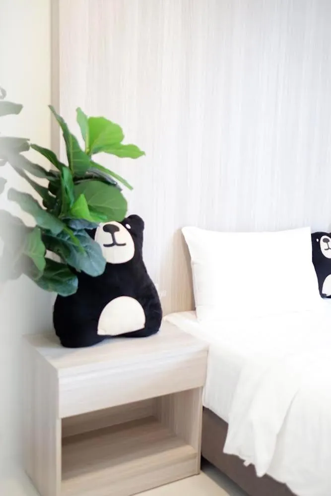 Bed in BEAR’S DEN HOTEL PATTAYA