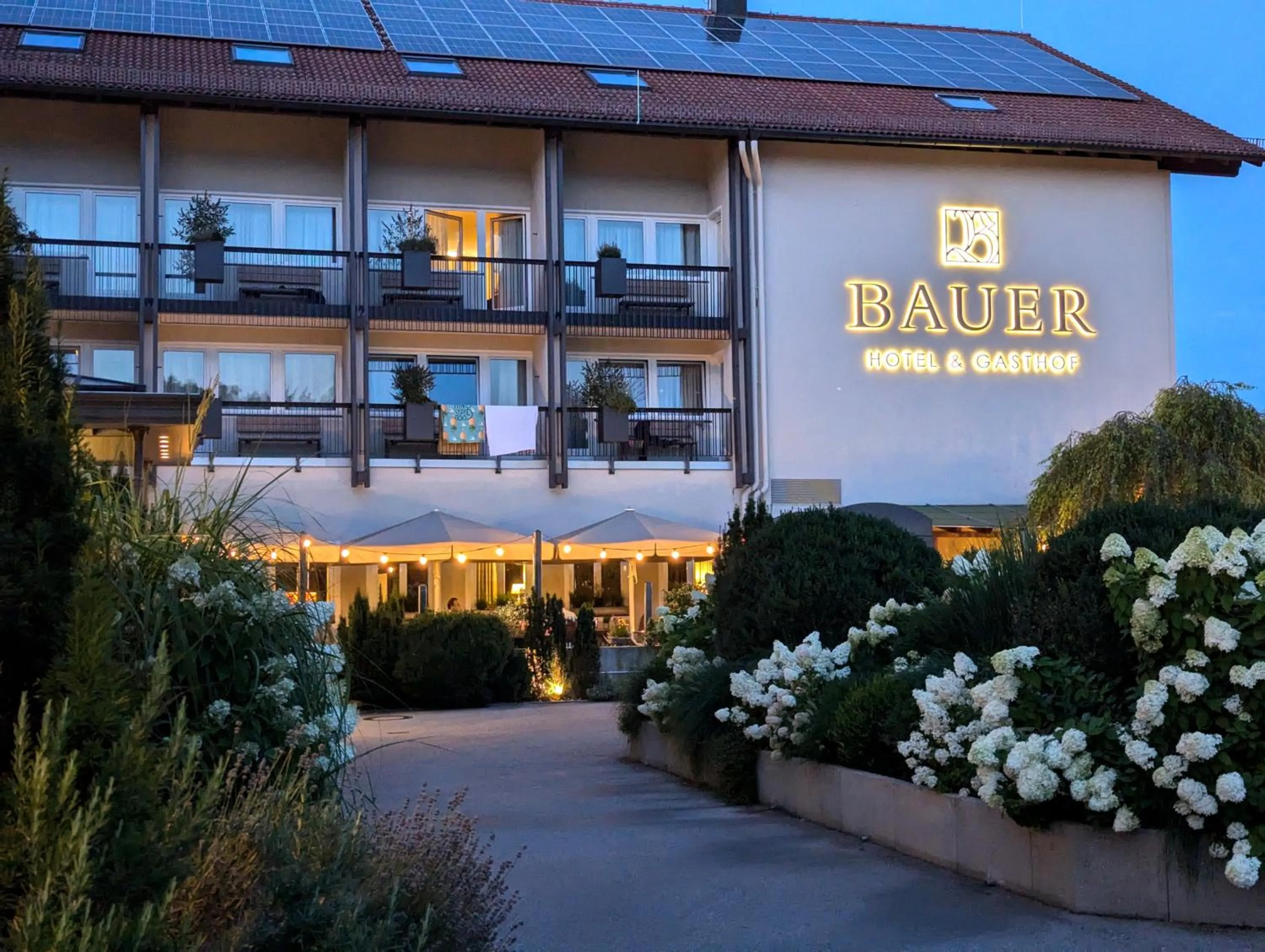 Property building in Bauer Hotel und Restaurant