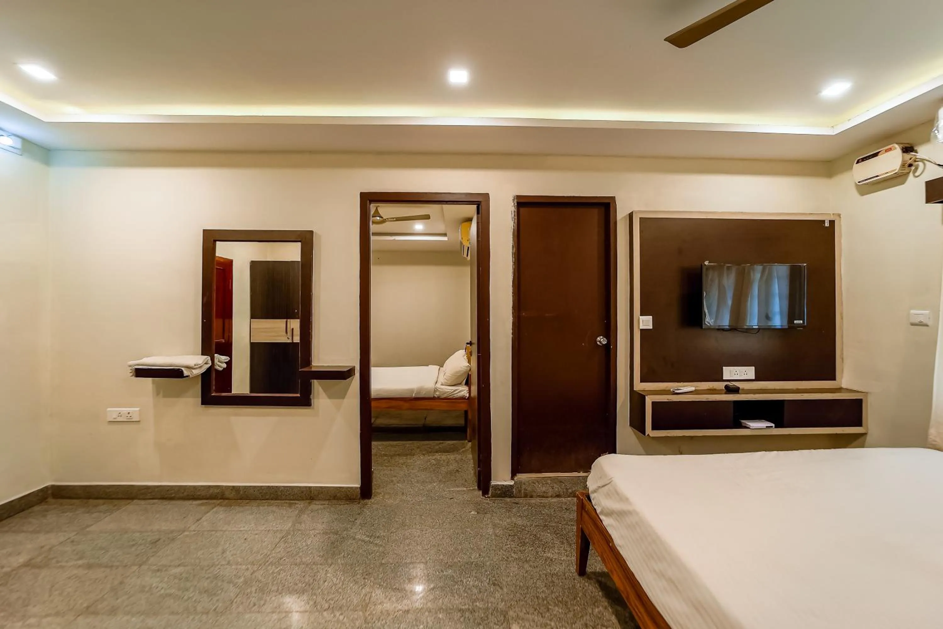 Photo of the whole room in La Courtyard