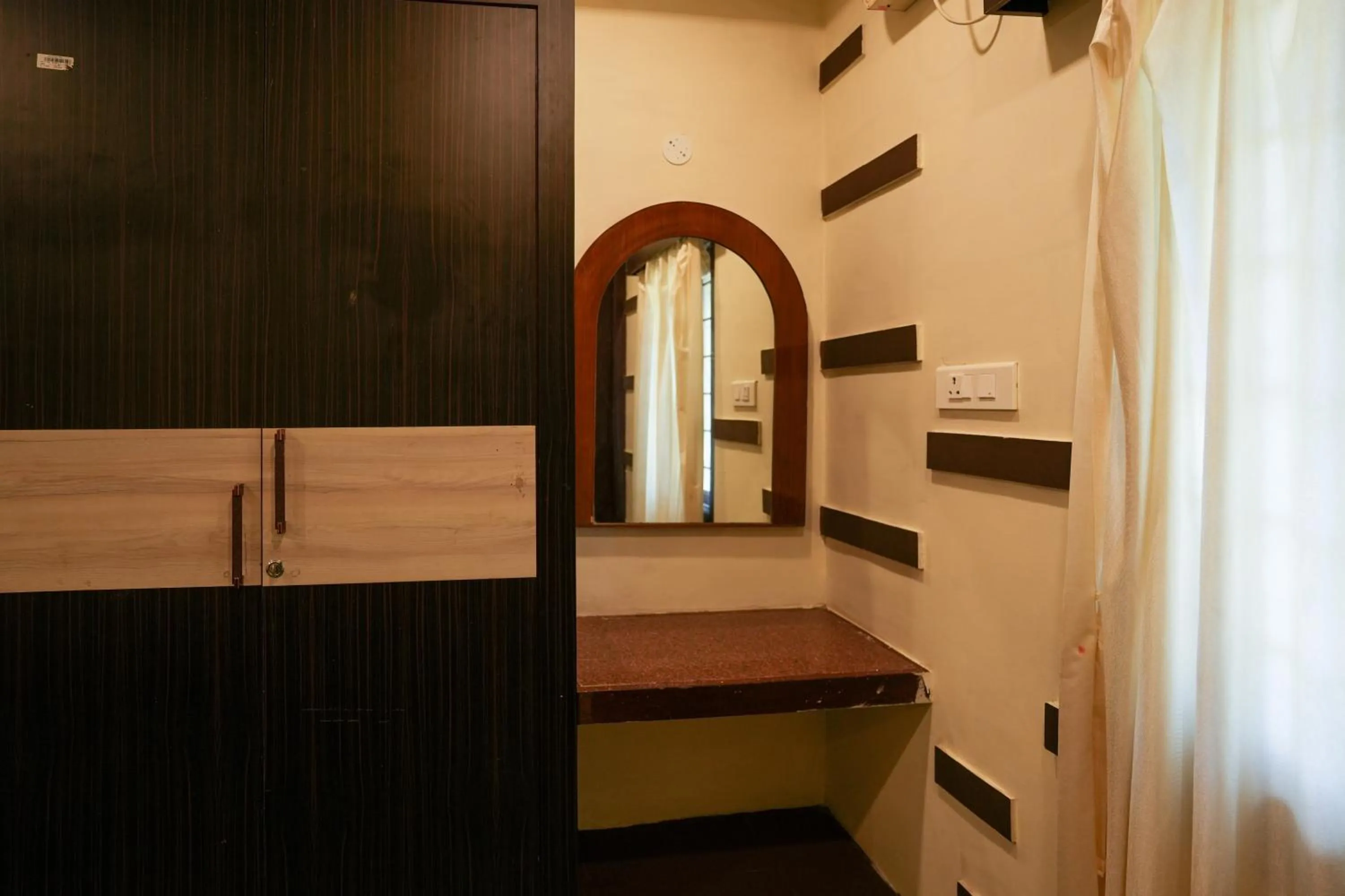 Photo of the whole room in La Courtyard