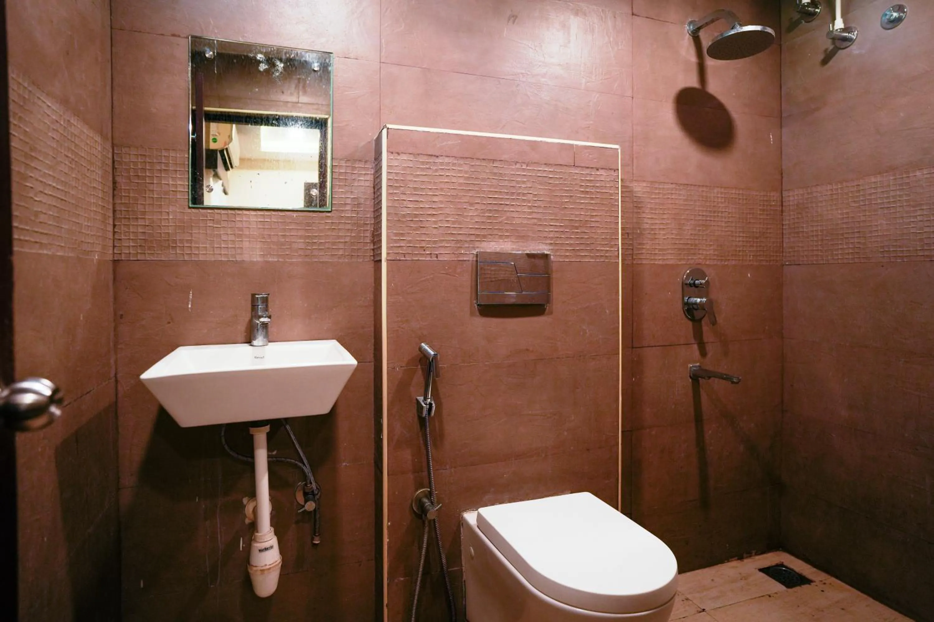 Shower in La Courtyard