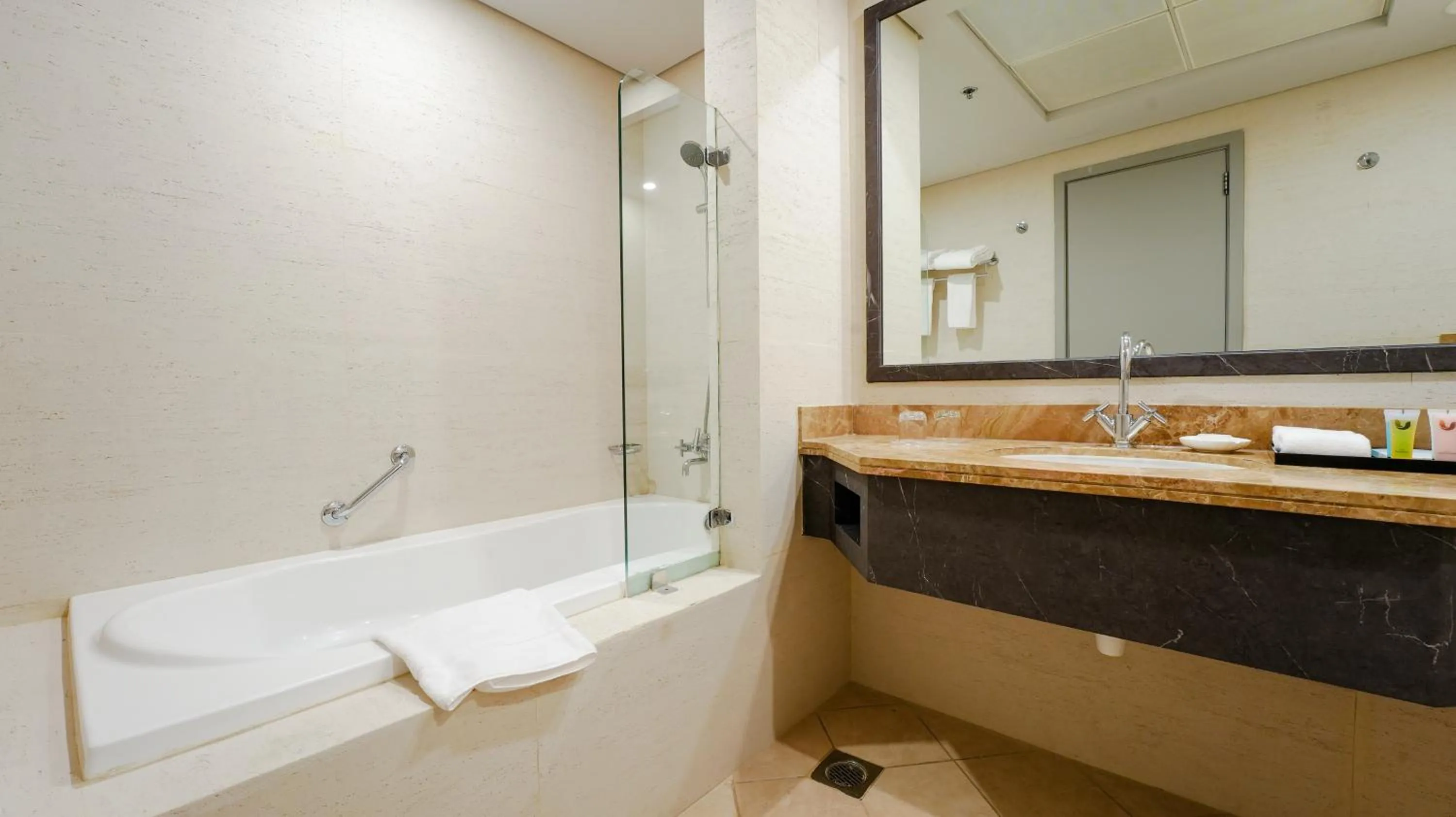 Bathroom in Blue Beach Tower The Walk JBR