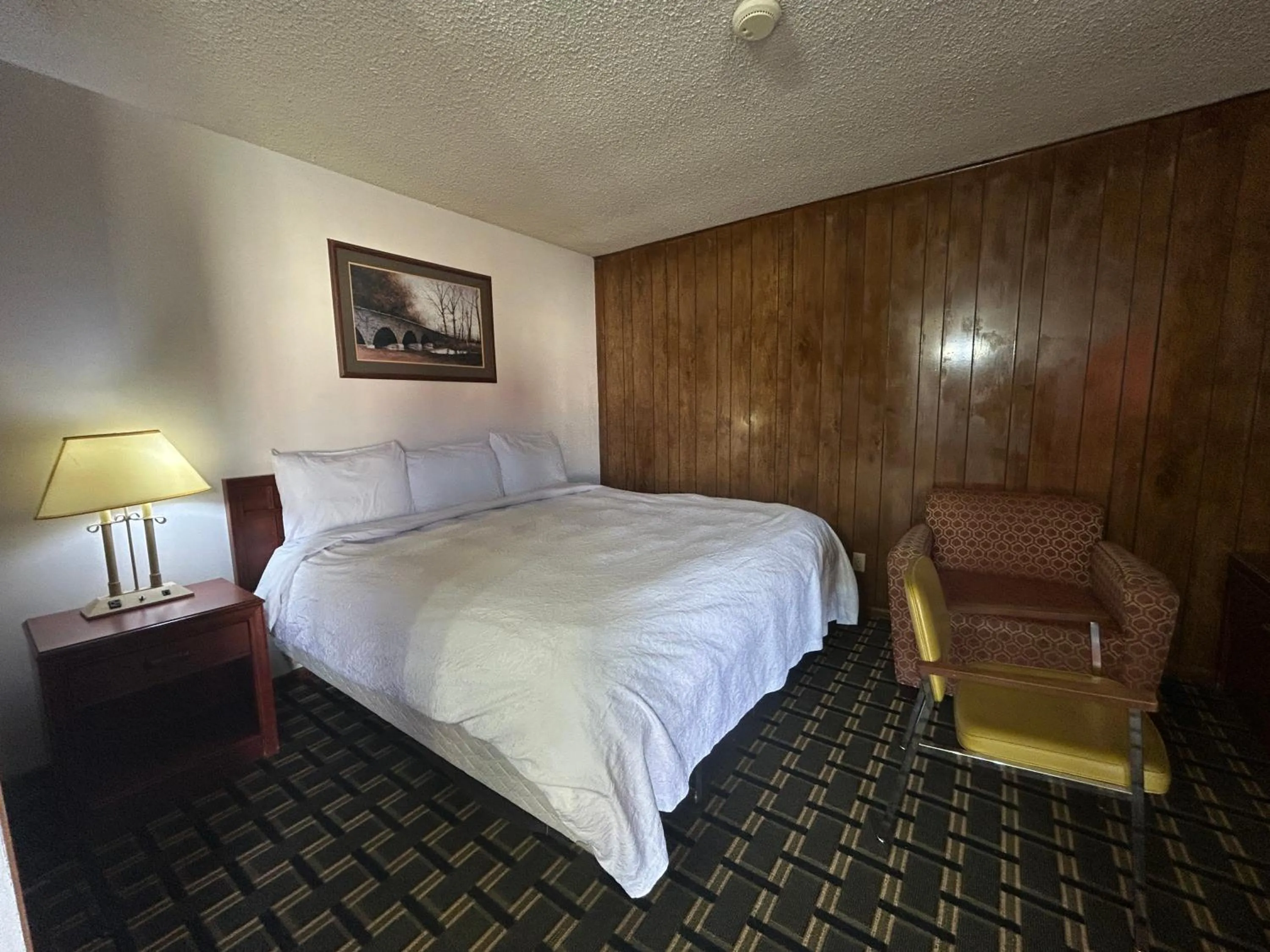 Bedroom, Bed in Big 12 Motel Broken Bow NE